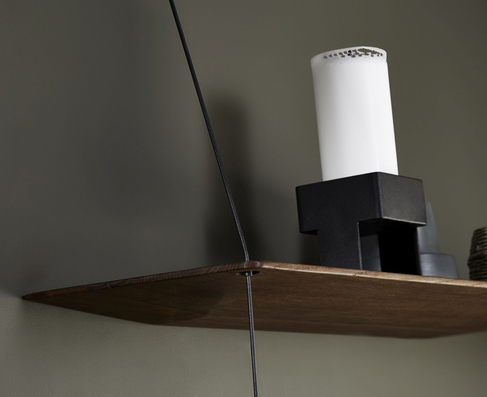 Detailaufnahme: Stedge Wandregal aus rauchiger Eiche mit Dekoration. Modernes Wandregal für Wohnraumgestaltung.