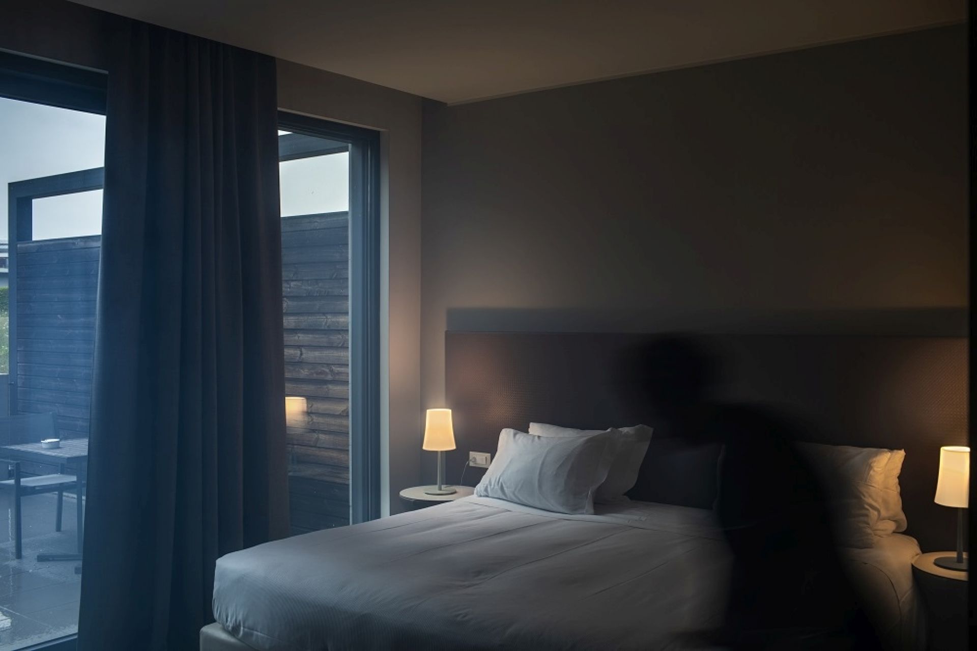 Schlafzimmer mit Nachttischleuchte, Birdie Easy Tavolo Tischleuchte von Foscarini in Schwarz, modernes Design.