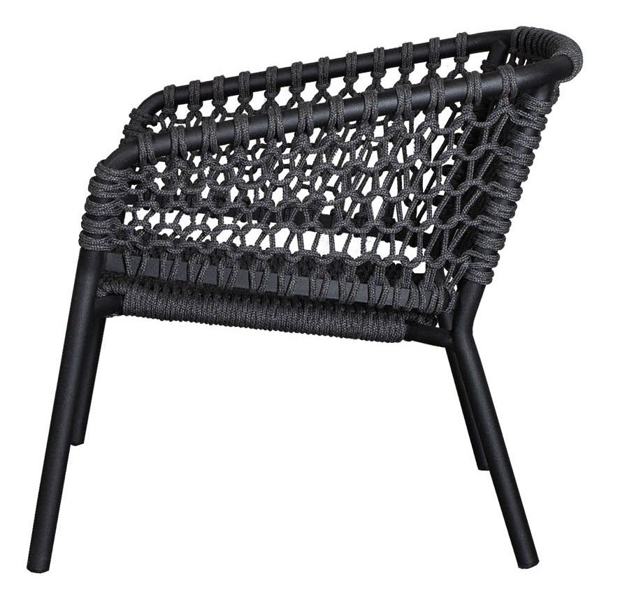 Ocean Loungesessel von Cane-Line, Outdoor-Sessel mit schwarzem Rahmen und geflochtener Sitzfläche.