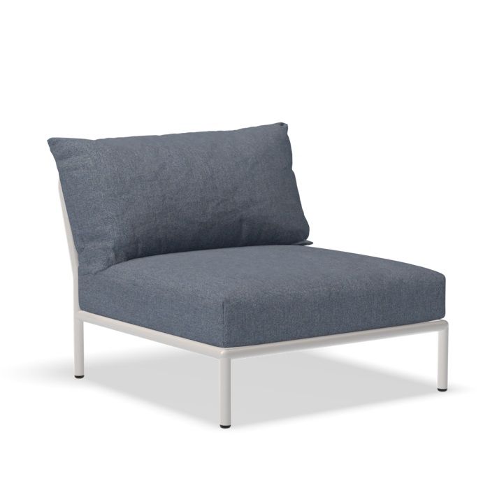 Houe Level 2 Lounge Chair: Einzelner Outdoor Sessel mit blauem Kissen und weißem Rahmen.