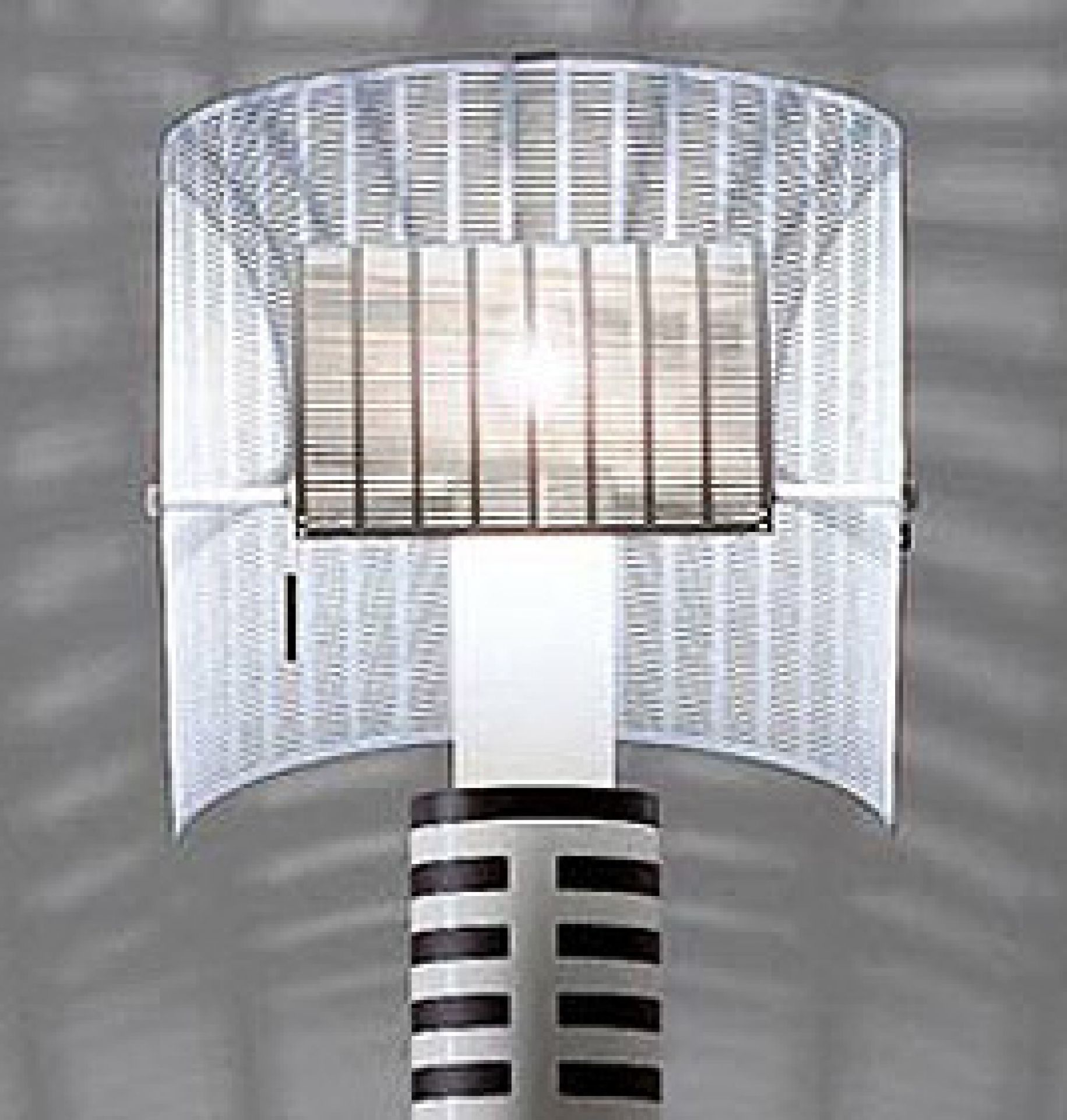 Shogun Tischleuchte von Artemide: Design Lampe mit weißem Schirm und gestreiftem Fuß.