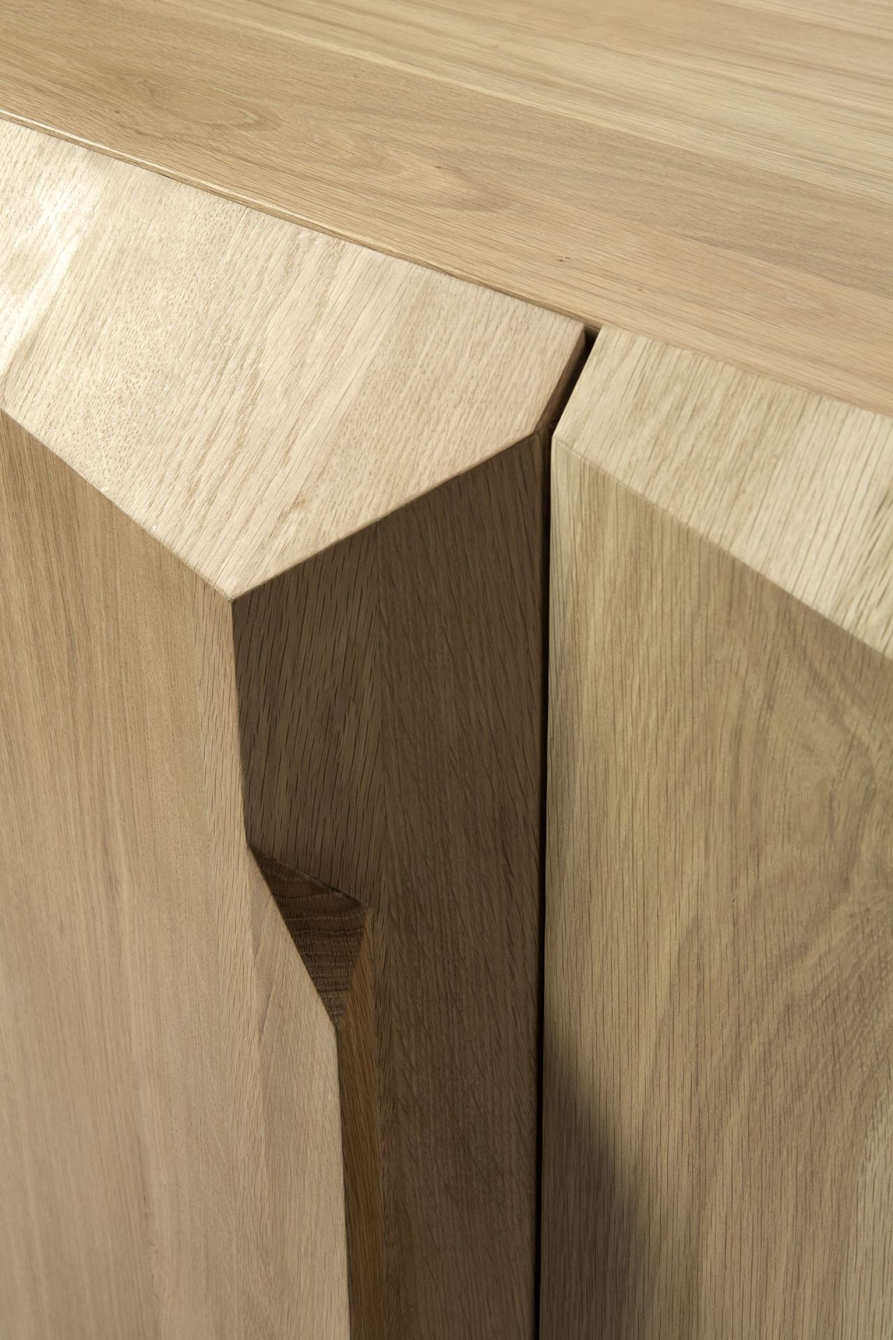 Detailaufnahme der Ethnicraft Stairs Anrichte aus Eiche mit vier Türen und markanter Holzmaserung.