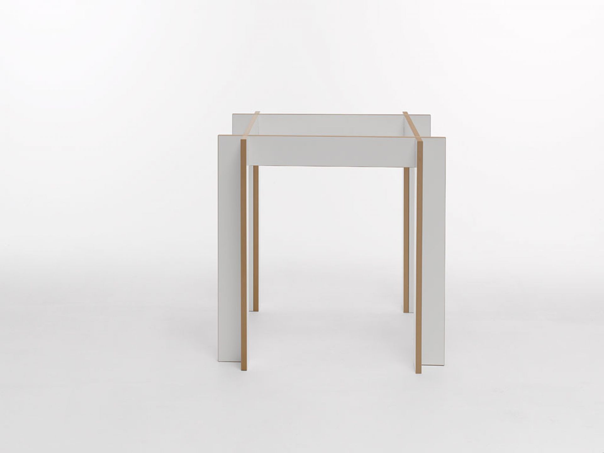 Tojo Tischgruppe: Kleiner, quadratischer Beistelltisch in Weiß mit minimalistischem Design für moderne Wohnräume.