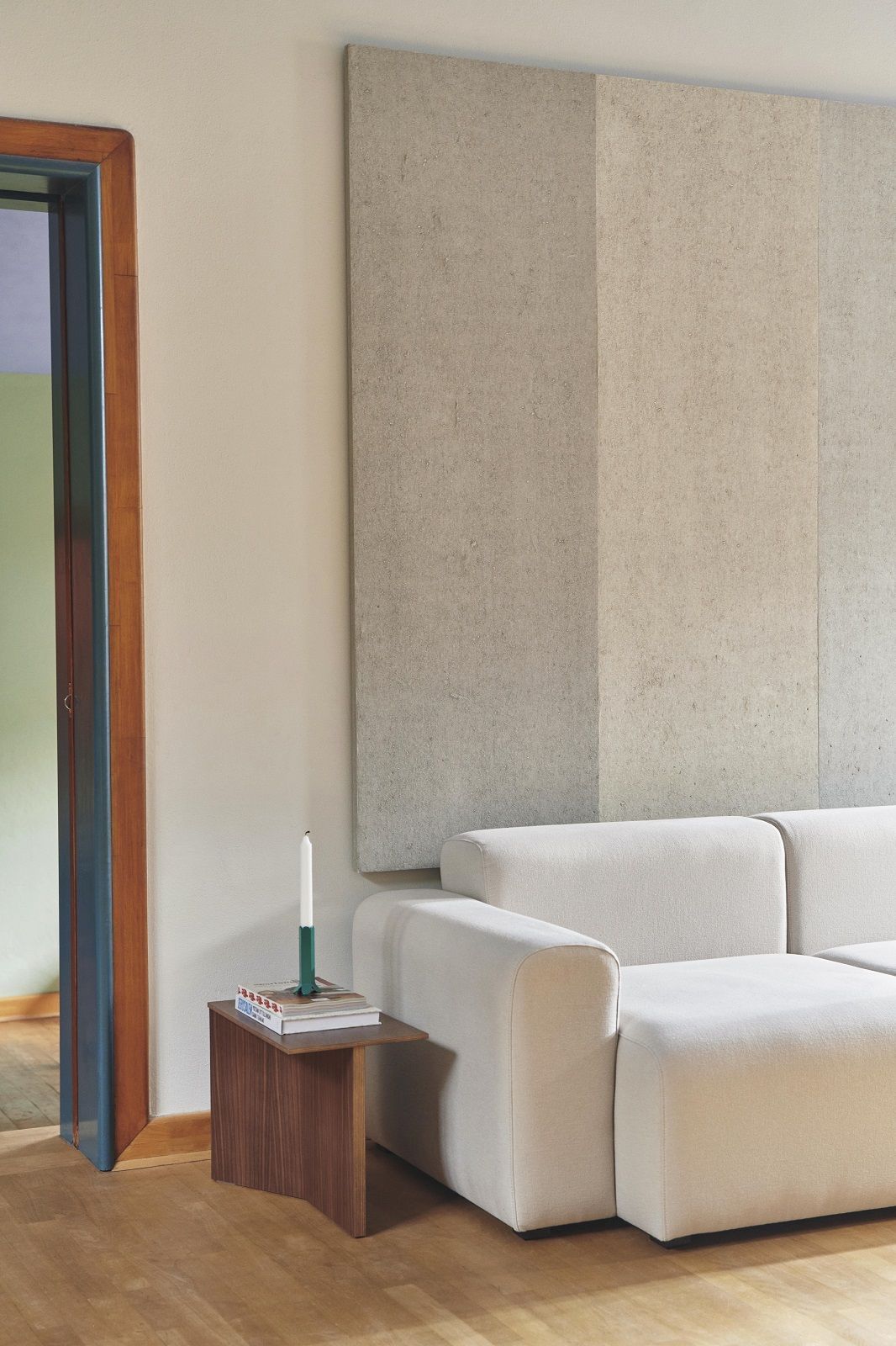 Hay Slit Table Wood Oblong Beistelltisch aus Holz in Walnuss, neben einem weißen Sofa.