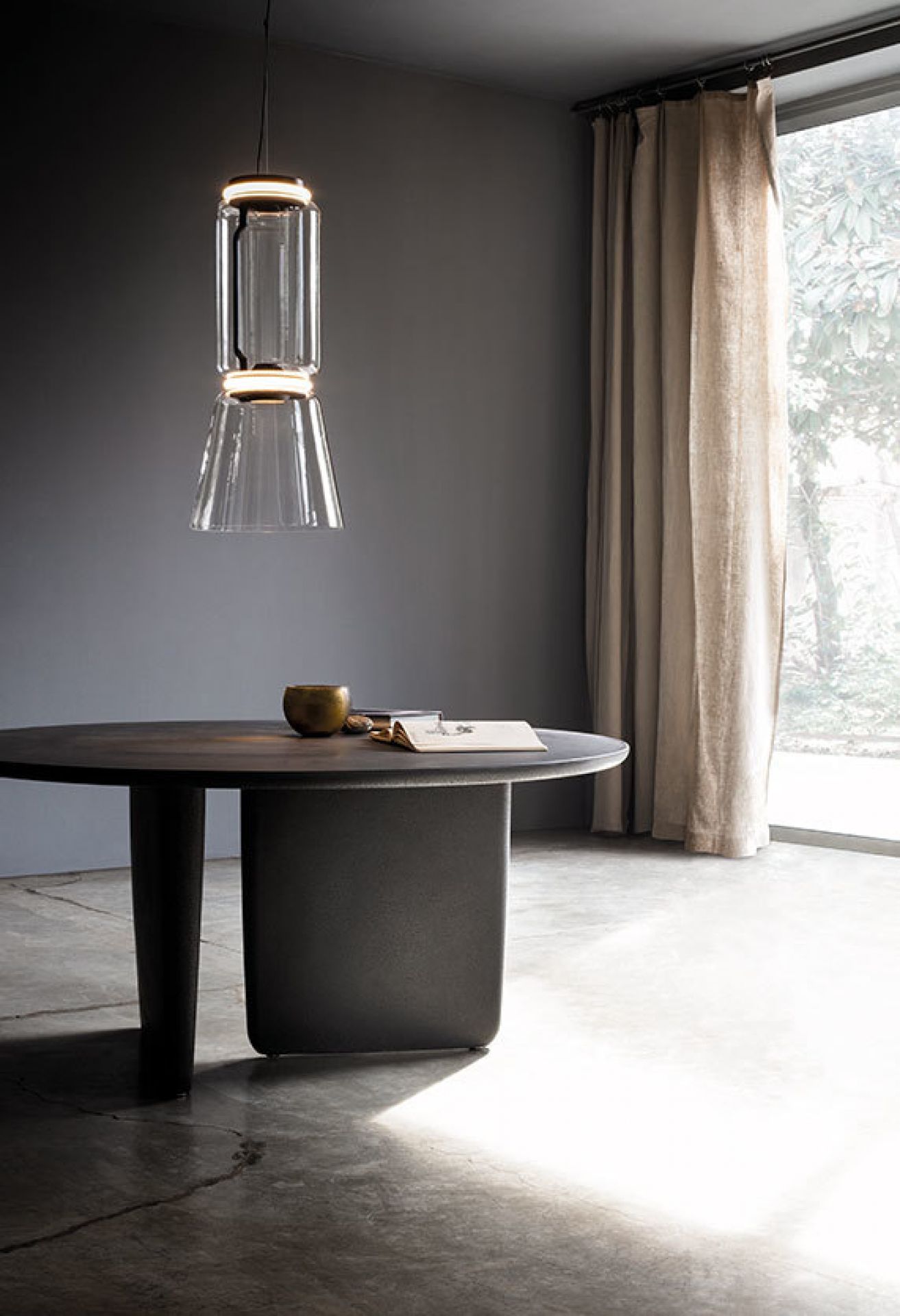 Noctambule Pendelleuchte von Flos über Esstisch. Moderne Hängelampe mit Glaszylindern und LED-Beleuchtung.