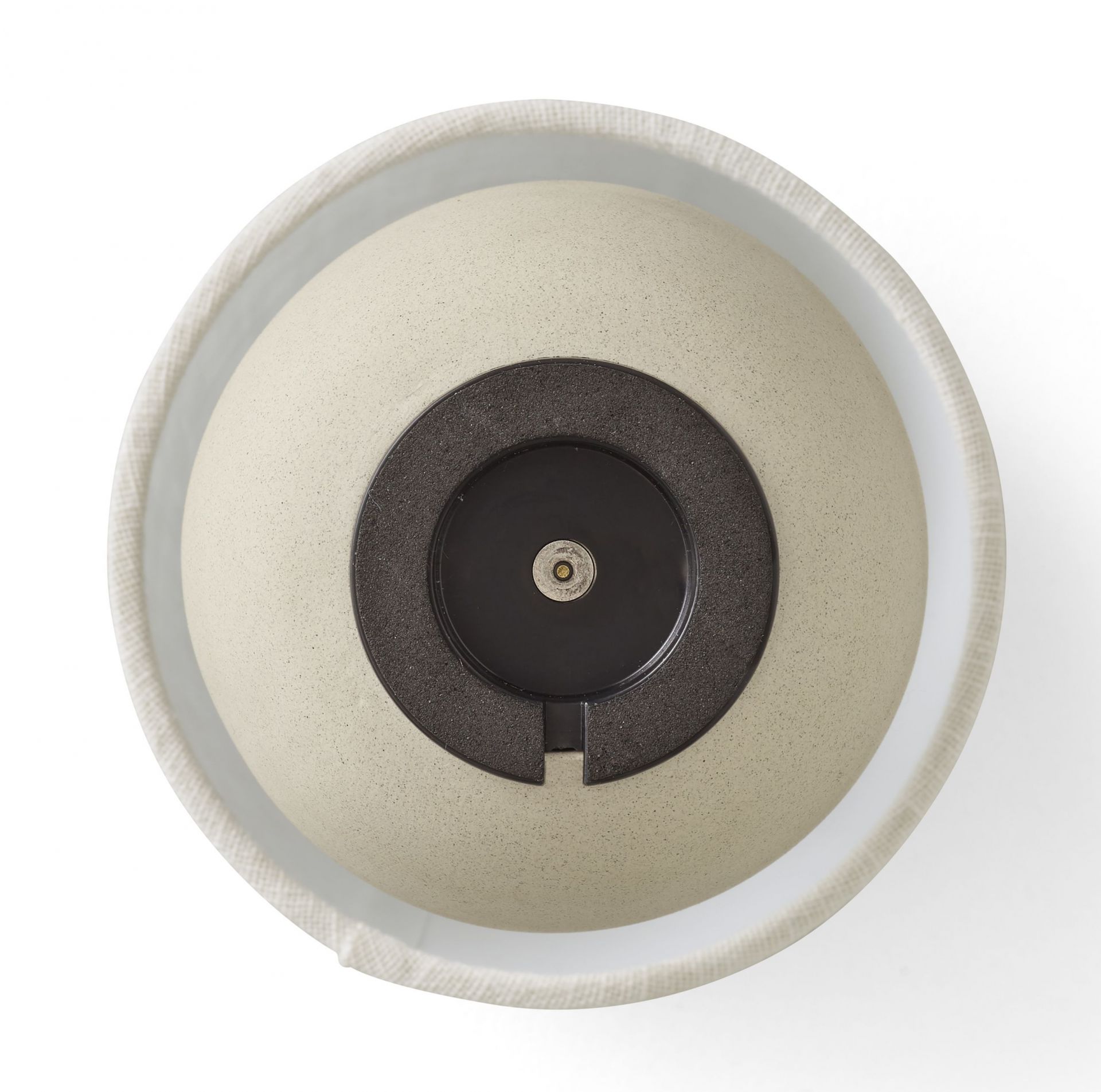 Detailaufnahme der Unterseite der Audo Torso Tischleuchte in Sand, eine moderne Akkuleuchte für den Innenbereich.