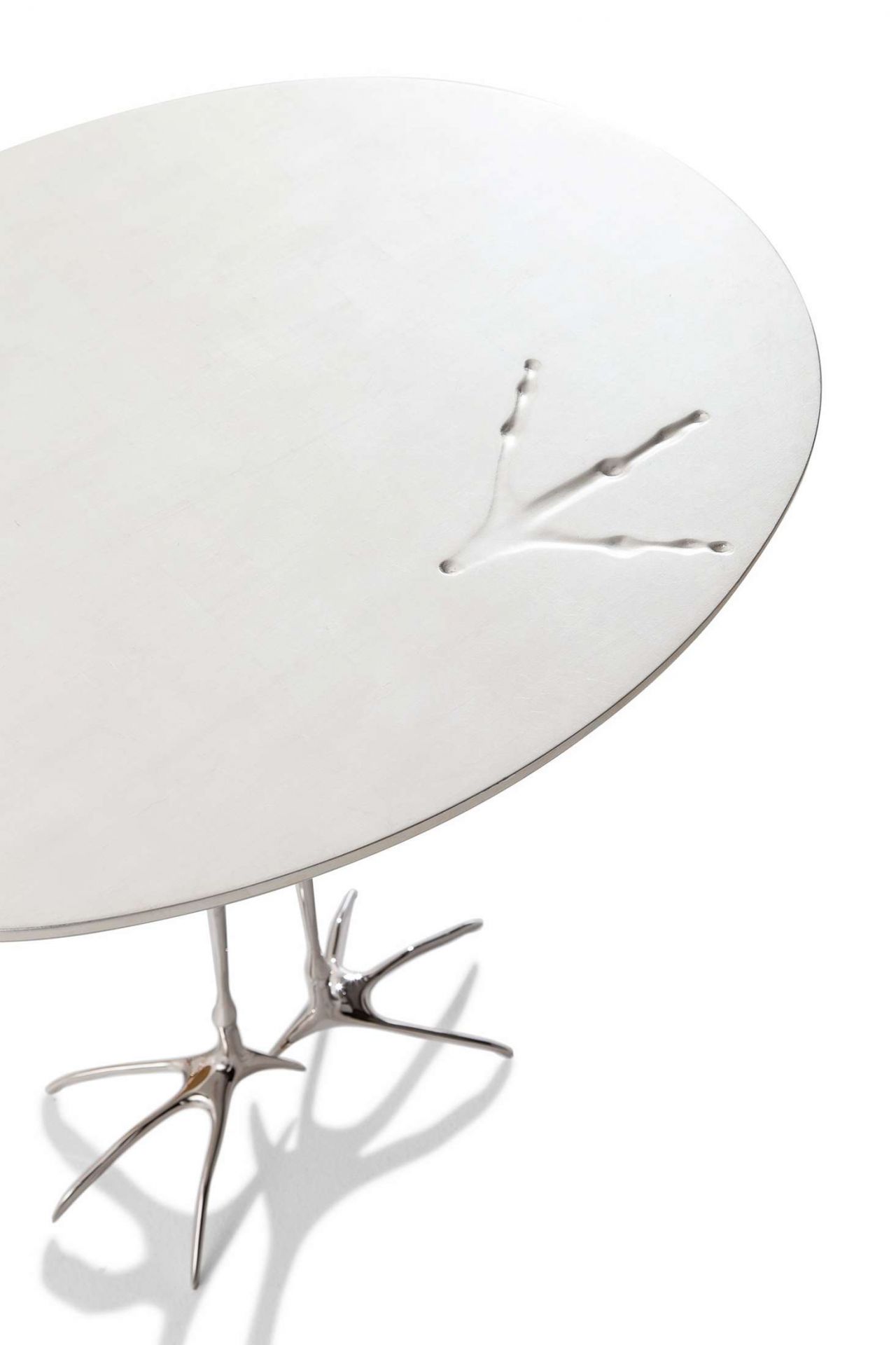 W50 Traccia Beistelltisch von Cassina, runder Tisch mit filigranem, silberfarbenem Metallfuß und Blattmuster.