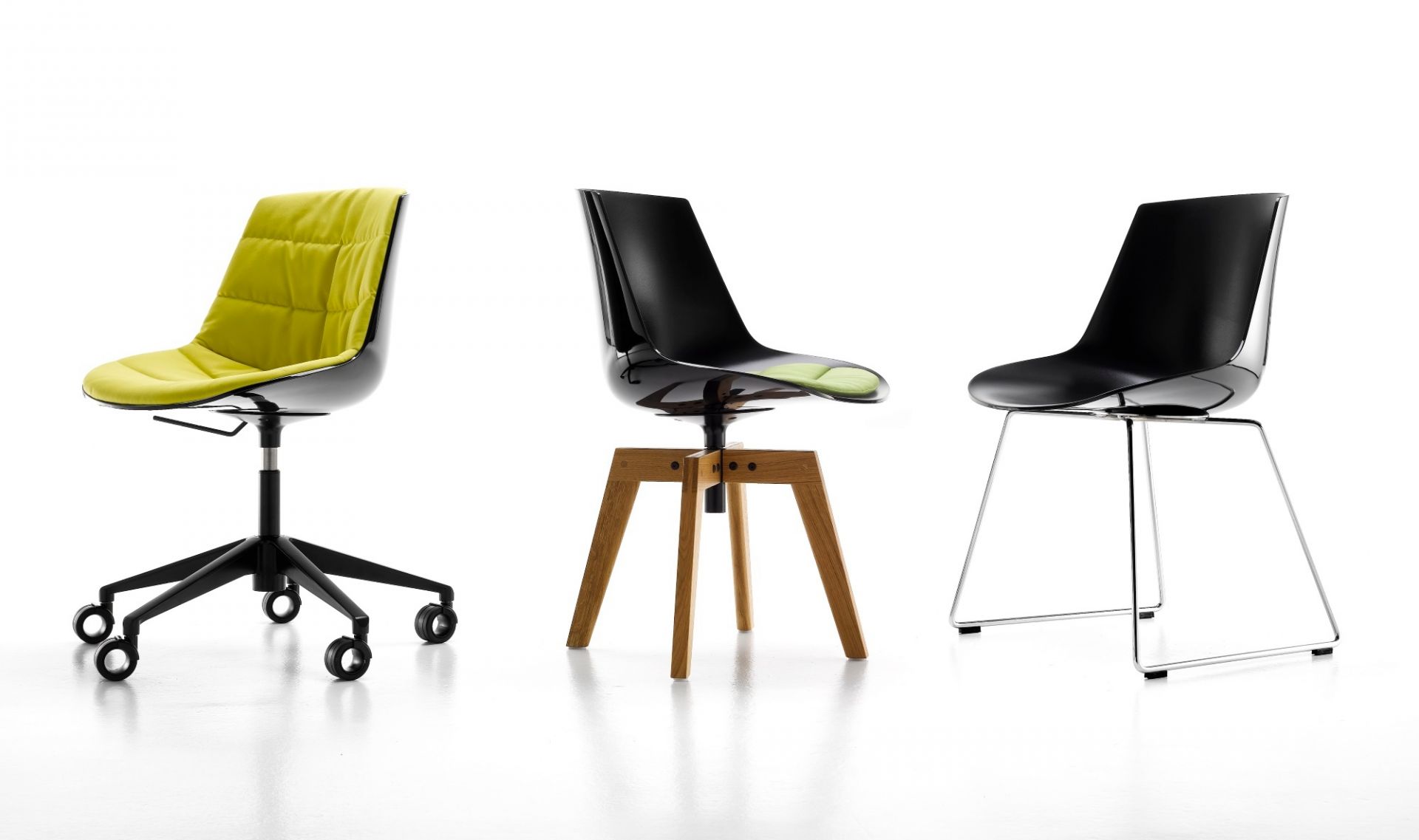 Drei Flow Chair Stühle von MDF Italia mit unterschiedlichen Gestellen und Farben.