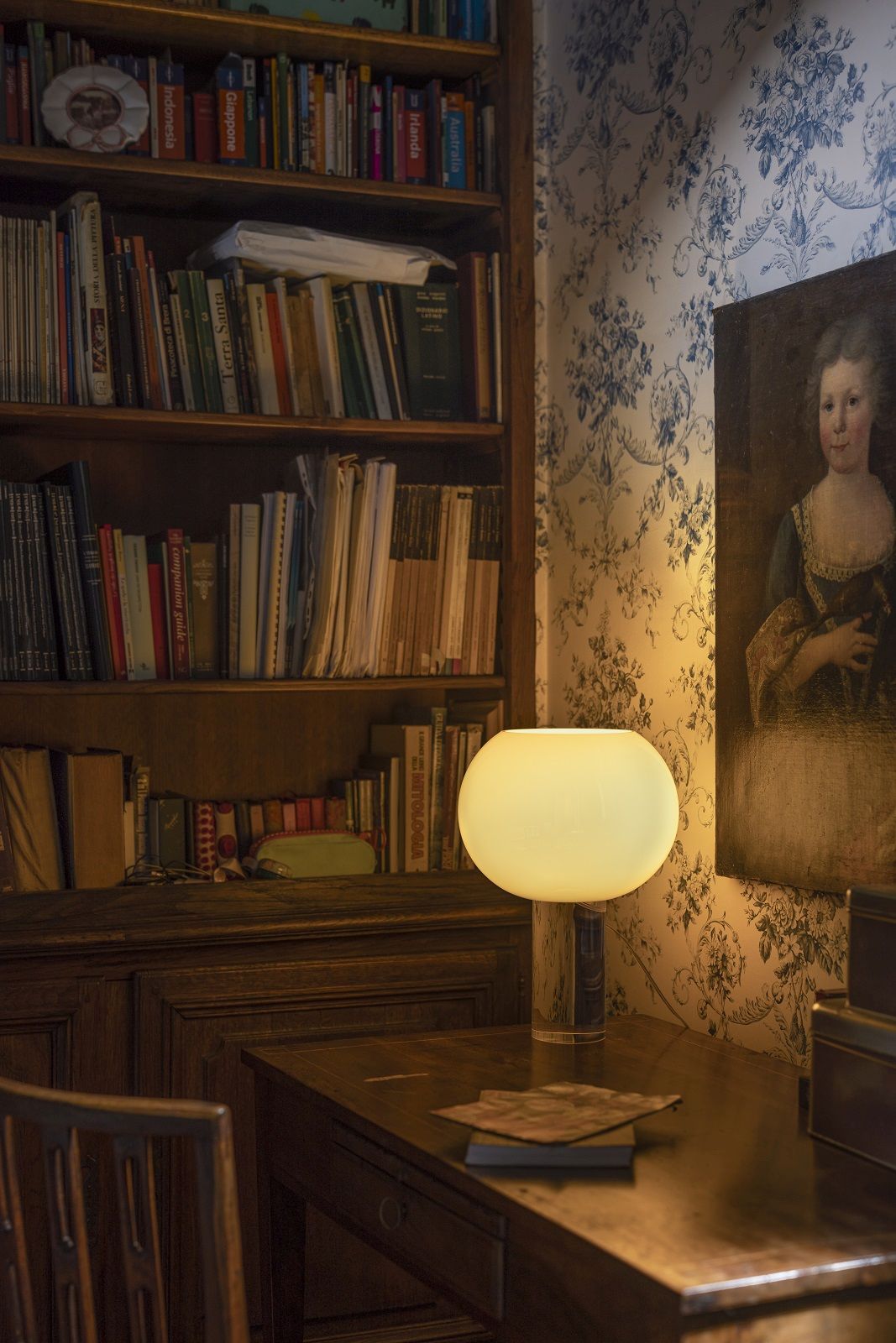 Nahaufnahme der Buds 3 Tischleuchte Cipria von Foscarini auf einem Schreibtisch.