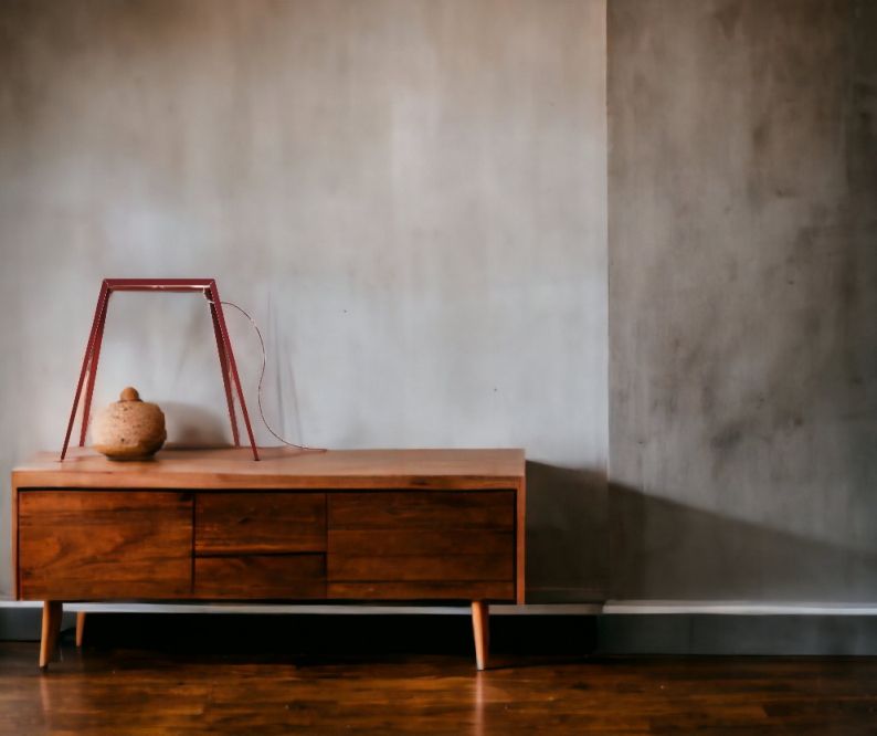 Bridge Tischleuchte von Foscarini auf einem Holzschrank, modernes Design, rote Lampe.