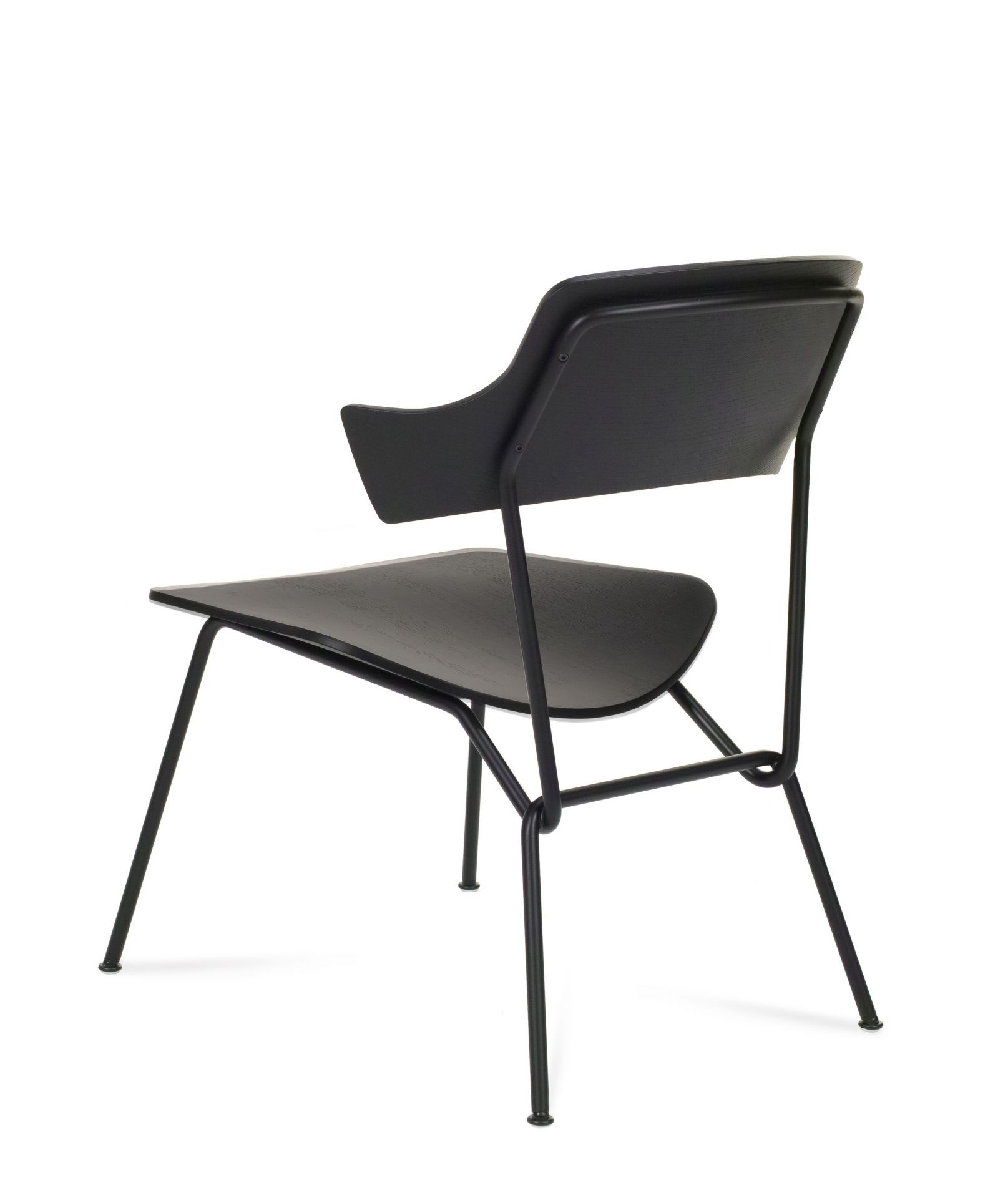 Schwarzer Strain Stuhl von Prostoria, minimalistisches Design mit Holzschale und filigranem Metallgestell.