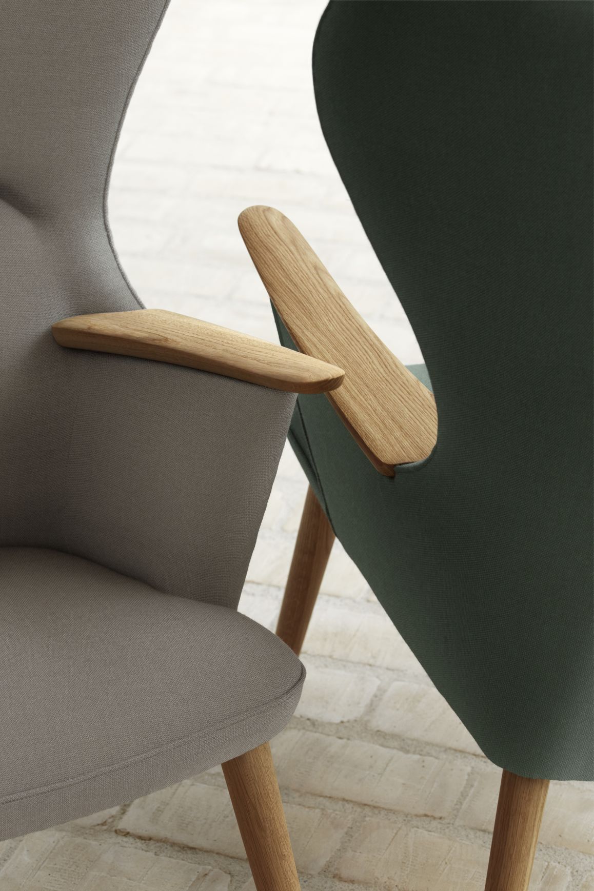 Detailaufnahme: CH78 Mama Bear Sessel von Carl Hansen & Søn, Umber und Grün.