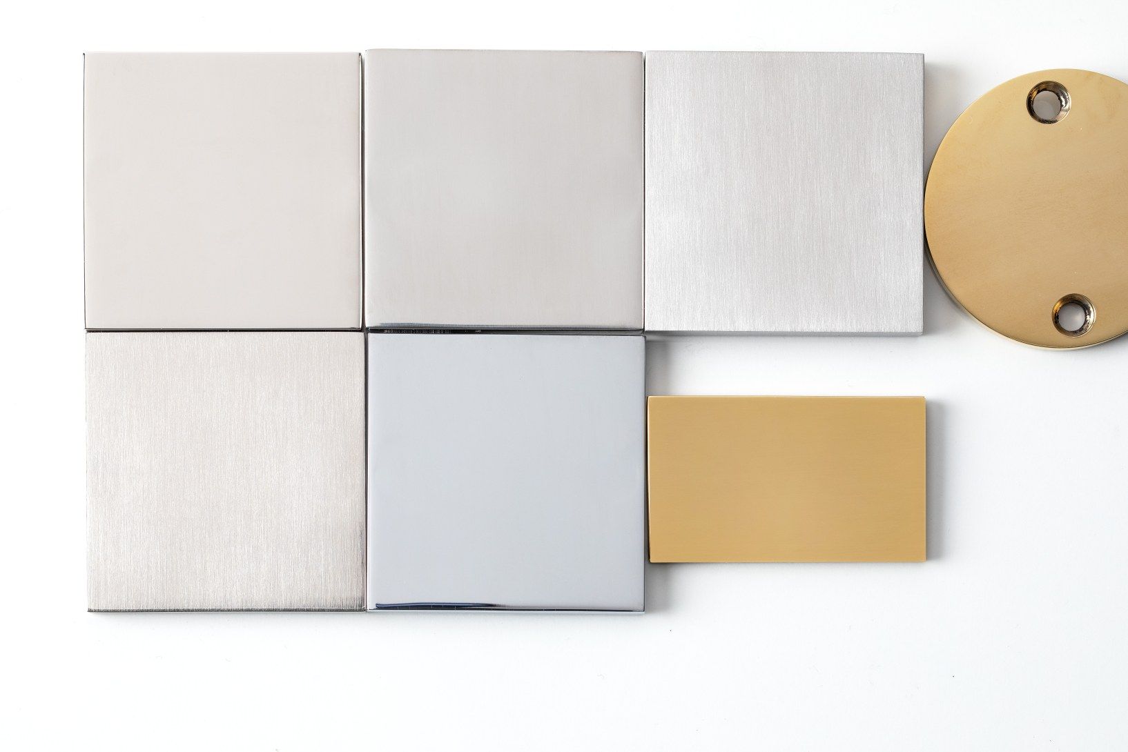 Walter Gropius Türdrücker Tecnolumen: Verschiedene Ausführungen des Bauhaus Türgriffs in Edelstahl, Chrom und Messing.