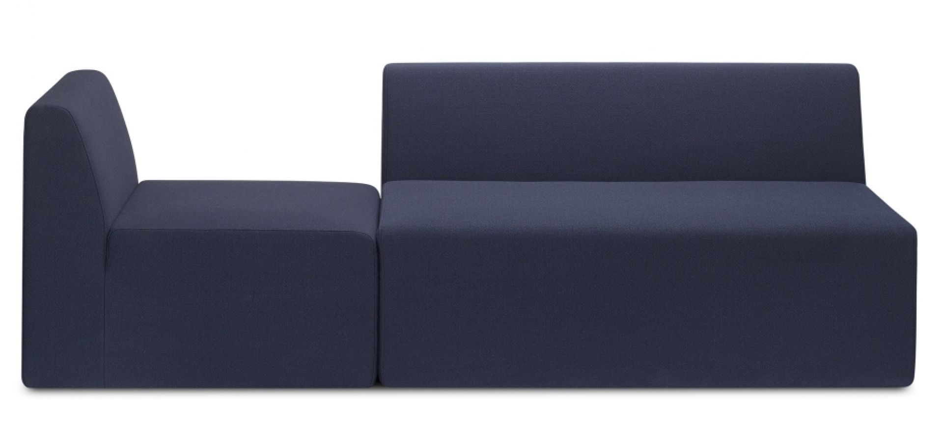 Blaues Kerman Modulsofa von e15, ein modernes Wohnzimmermöbel mit konfigurierbaren Elementen.