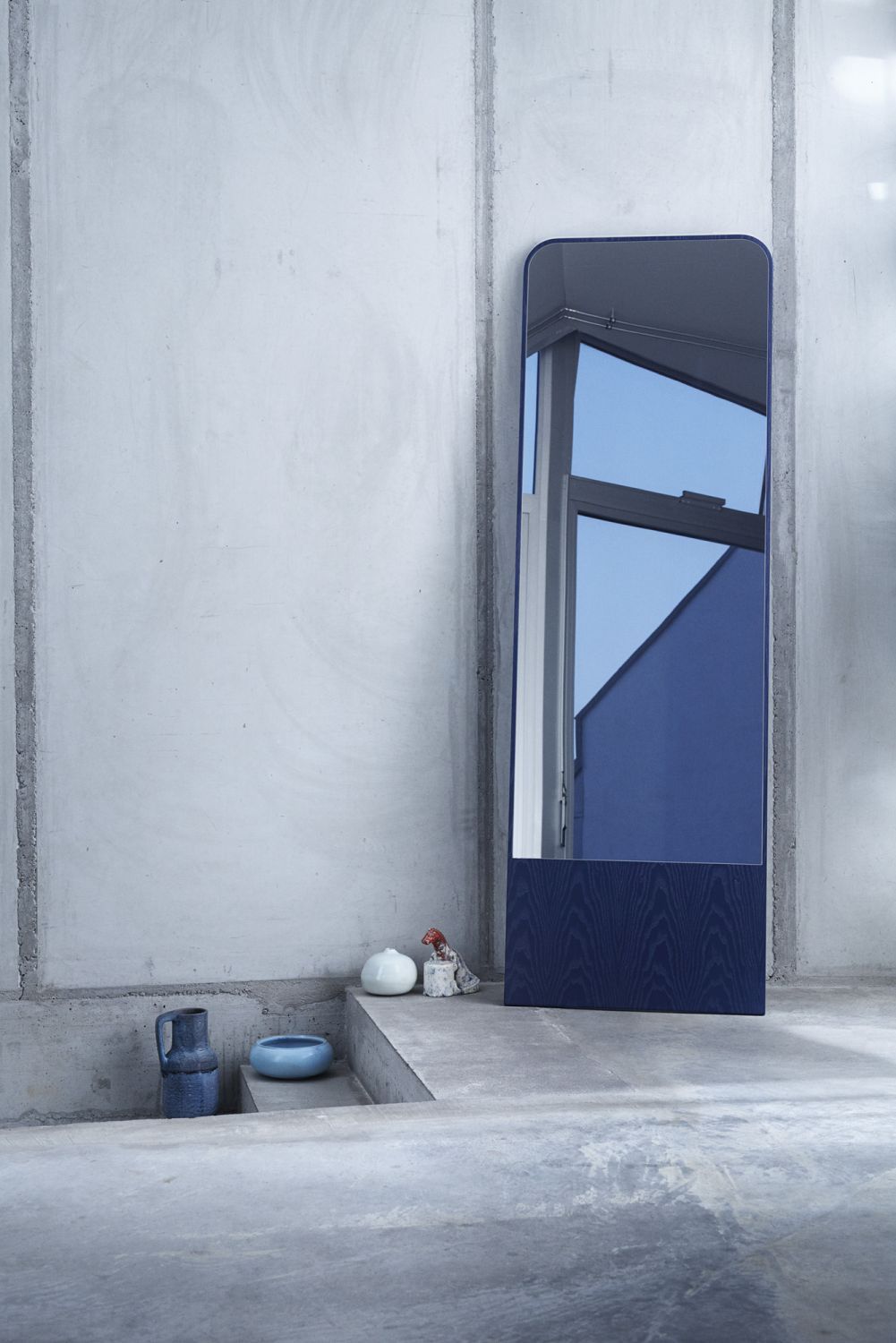 FRIEDRICH Spiegel in Berliner Blau: Stehender Ganzkörperspiegel mit Esche-Holzrahmen und minimalistischem Design.