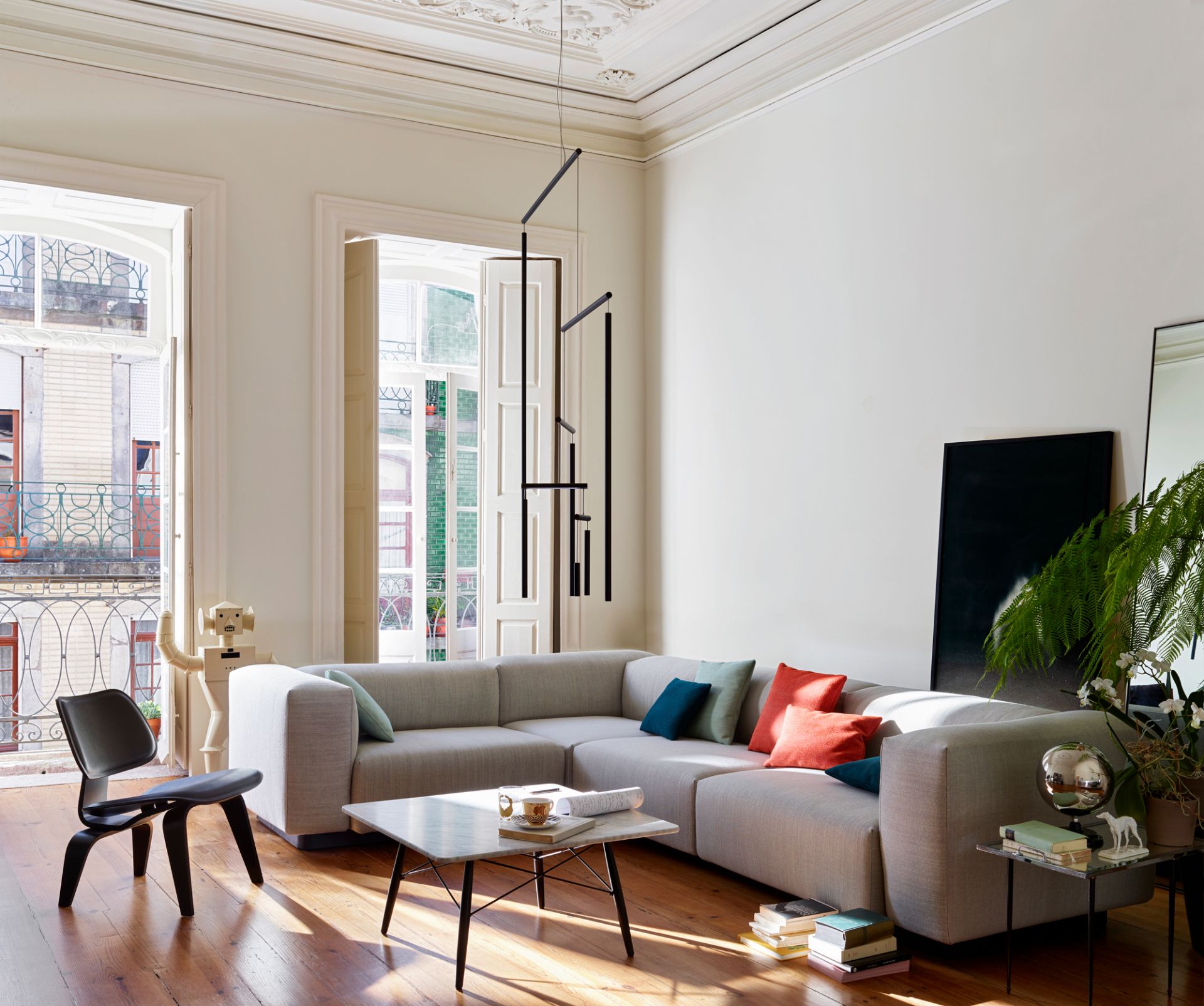 Soft Modular Sofa 3-Sitzer mit Chaise Longue in Braun von Vitra im hellen Wohnzimmer.