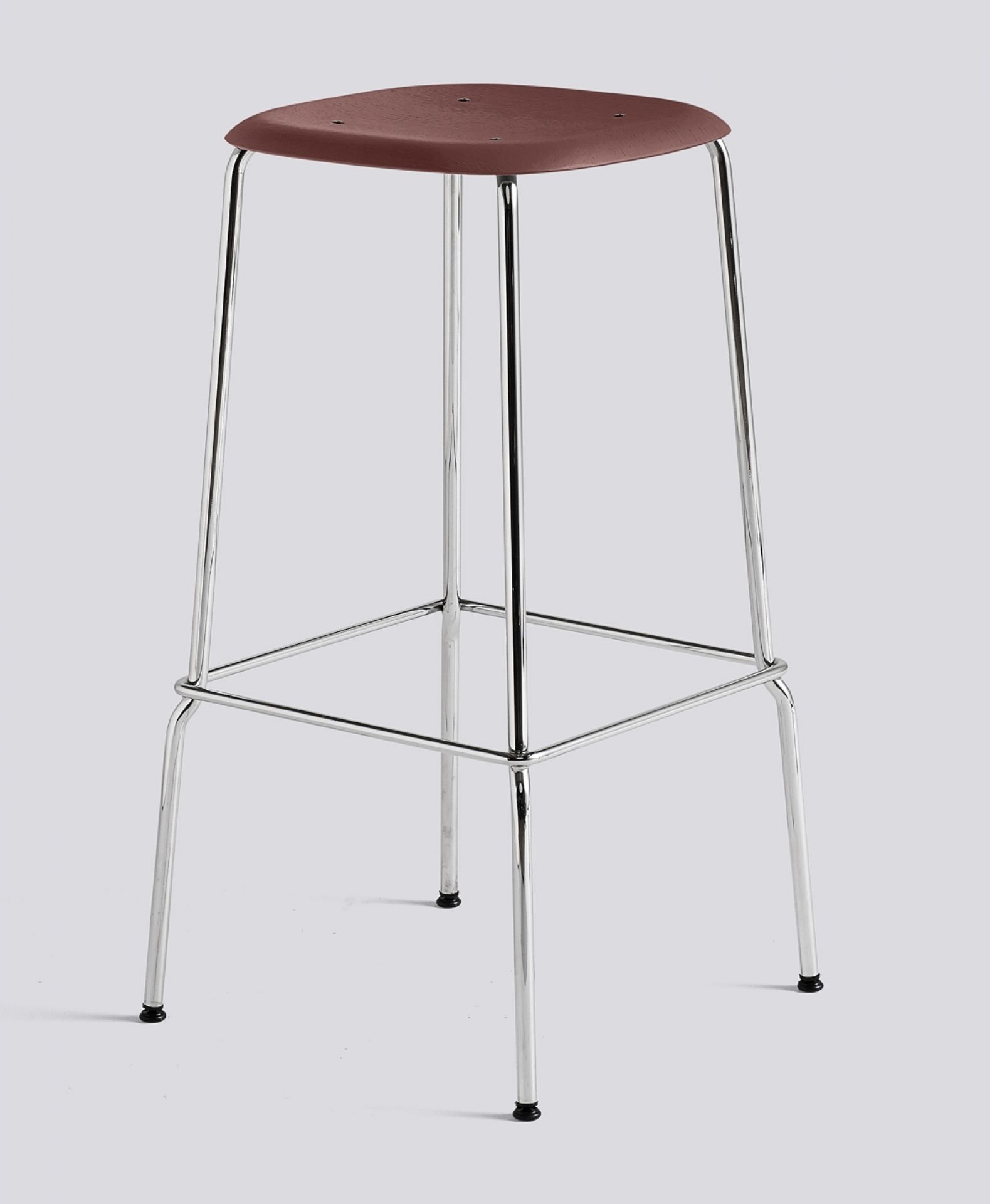 Soft Edge Barhocker von Hay mit Chromgestell und rotem Sitz, modernes Design für Küche oder Bar.