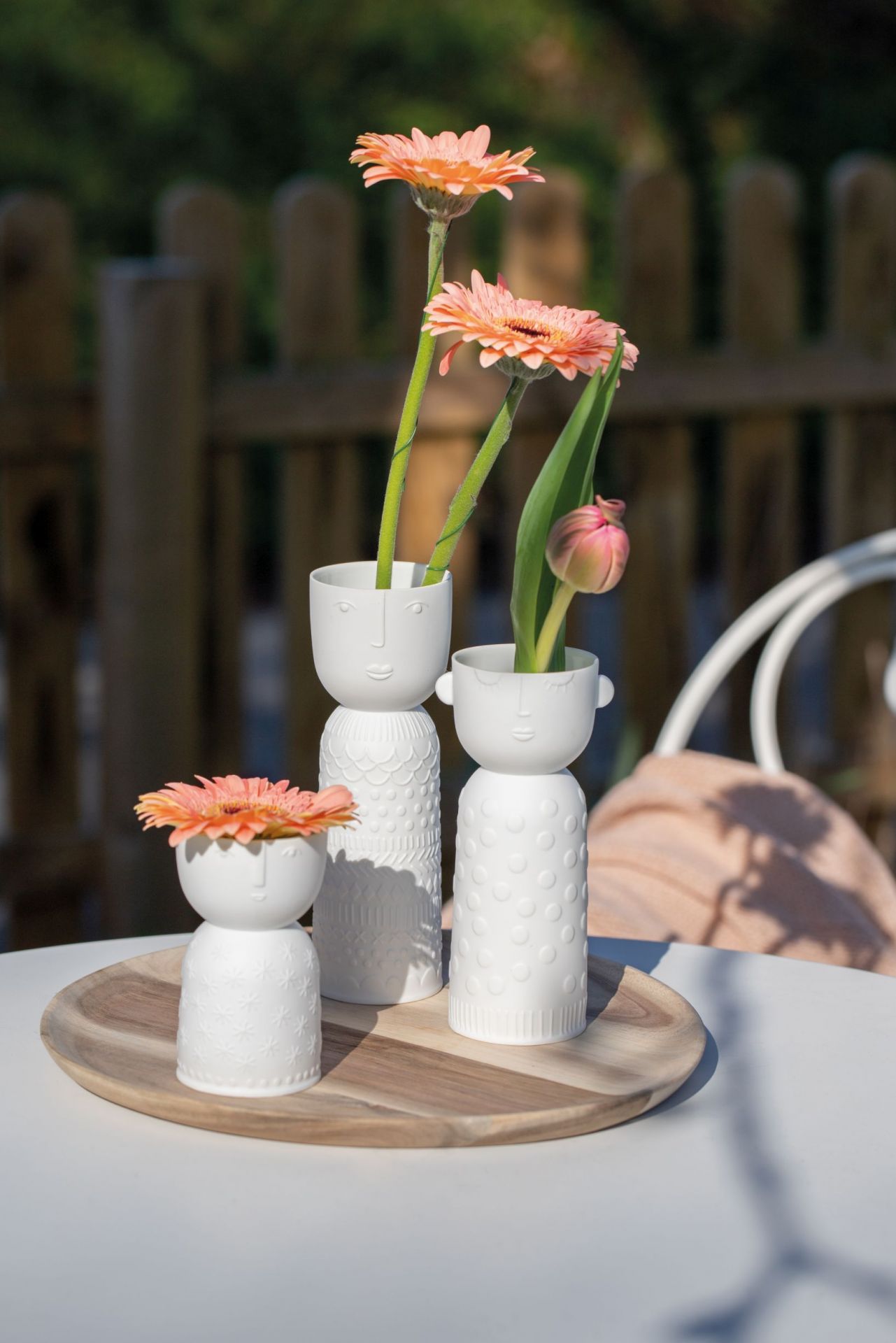 Naturgestalten Vasen Set von Räder, drei weiße Deko Vasen mit Blumen auf Holztablett.