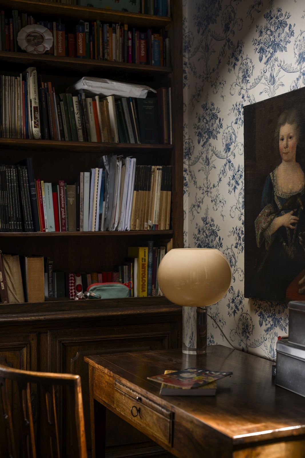 Nahaufnahme der Foscarini Buds 3 Tischleuchte in Cipria auf einem dunklen Holzschreibtisch.