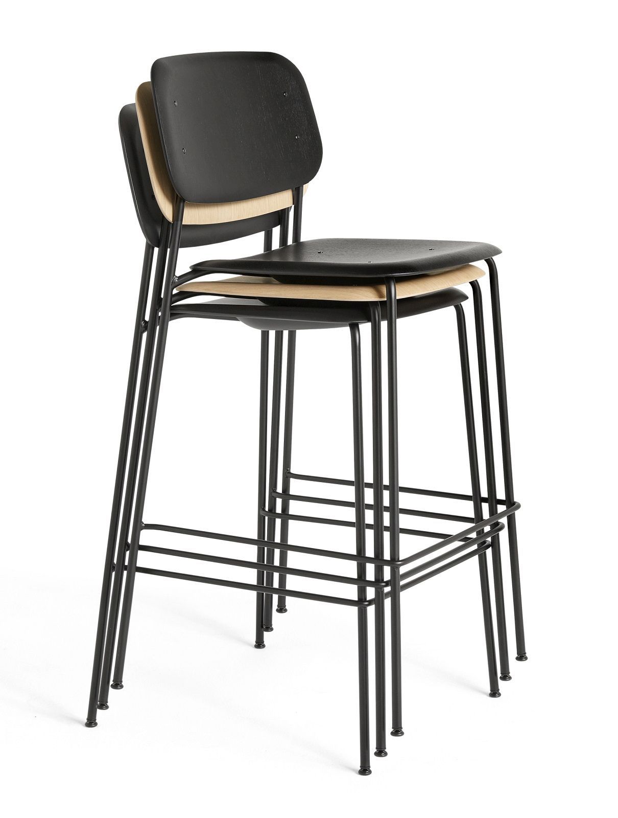 Gestapelte Hay Soft Edge Barhocker mit schwarzer Sitzfläche und Rückenlehne, minimalistisches Design.