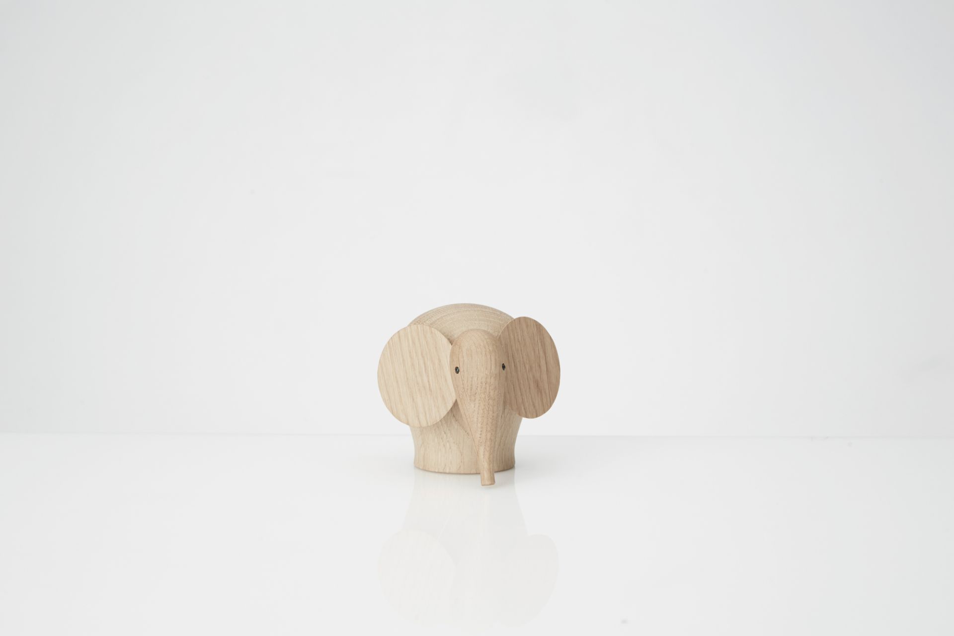Nunu Elephant Holzelefant Miniatur von Woud, ein dekoratives Holzspielzeug für Kinder und Designliebhaber.