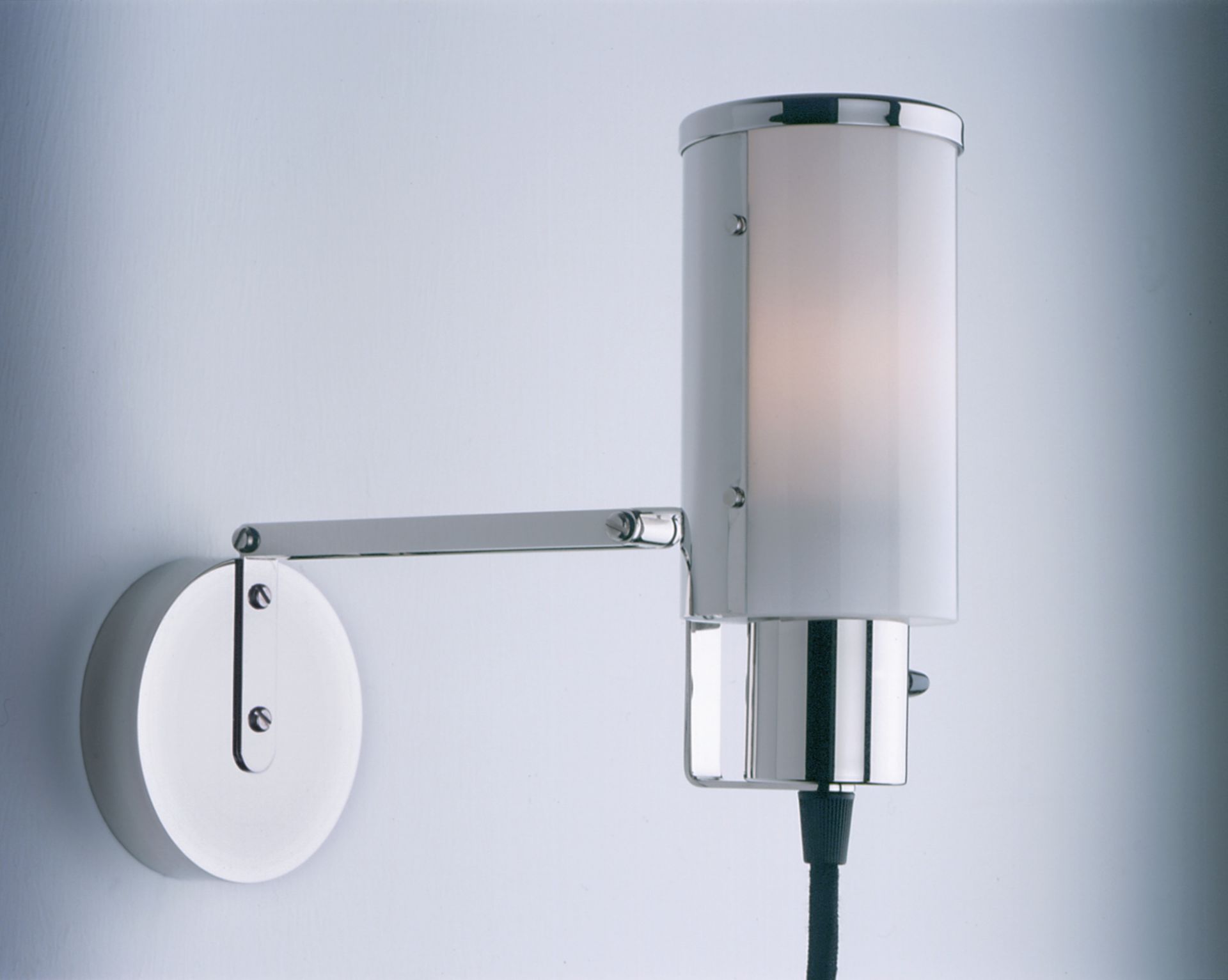 Wandleuchte Wagenfeld WNL 30 von Tecnolumen, Bauhaus Design mit Opalglas Schirm und verchromtem Metall, Licht an.