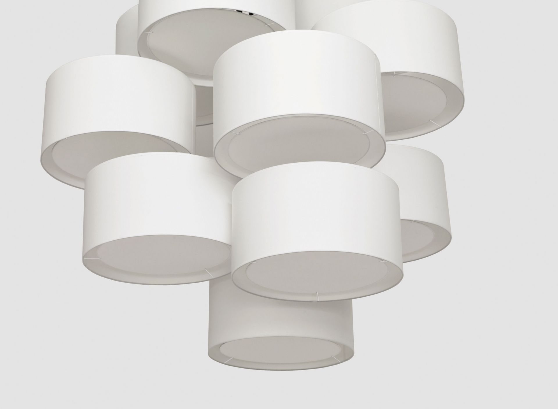 NOON 12 Deckenleuchte: Moderne, weiße Hängelampe mit zylindrischen Lampenschirmen für stilvolle Beleuchtung.