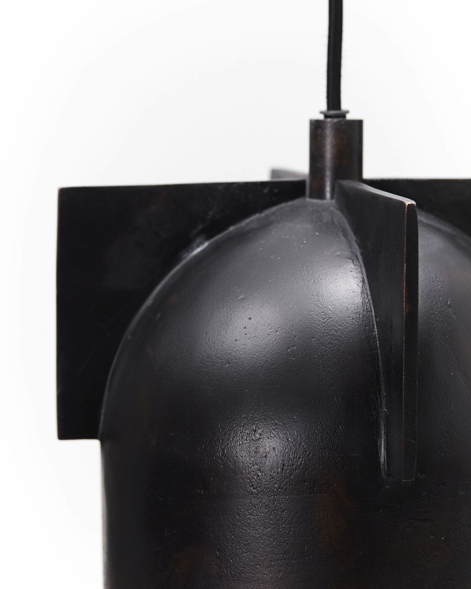 Detailaufnahme: Akola Pendelleuchte von House Doctor, schwarze Hängelampe mit markantem Design.