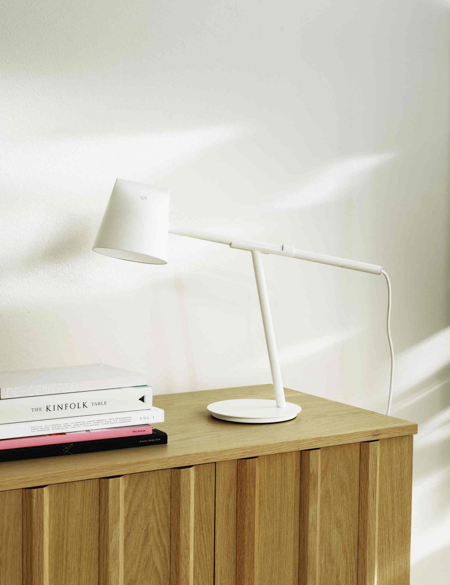 Nahaufnahme des Normann Copenhagen Rib Sideboards aus Holz mit Lampe und Büchern.