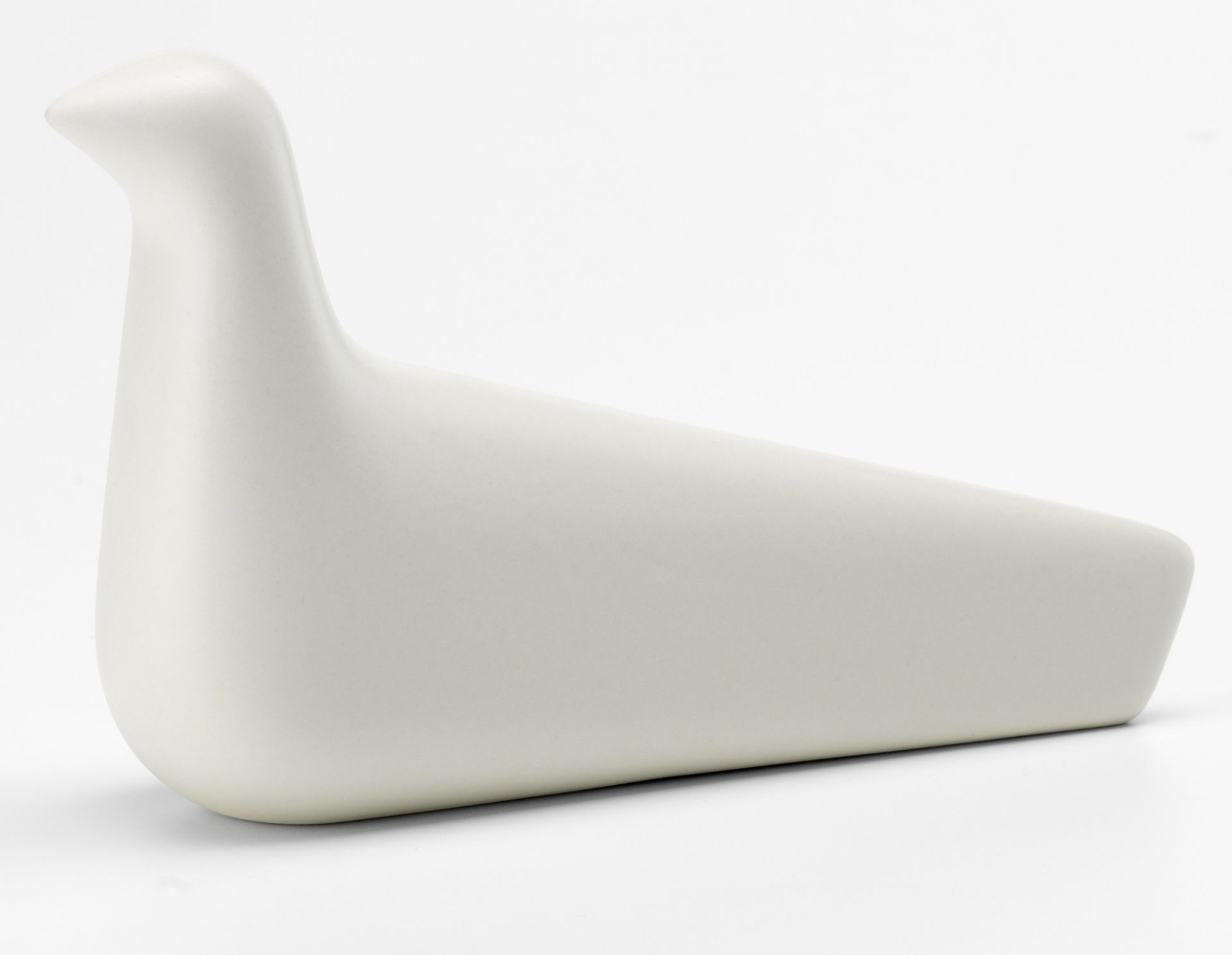 Elfenbeinfarbene L'Oiseau Friedenstaube von Vitra, eine moderne Holzfigur als Dekoration für Wohnräume.