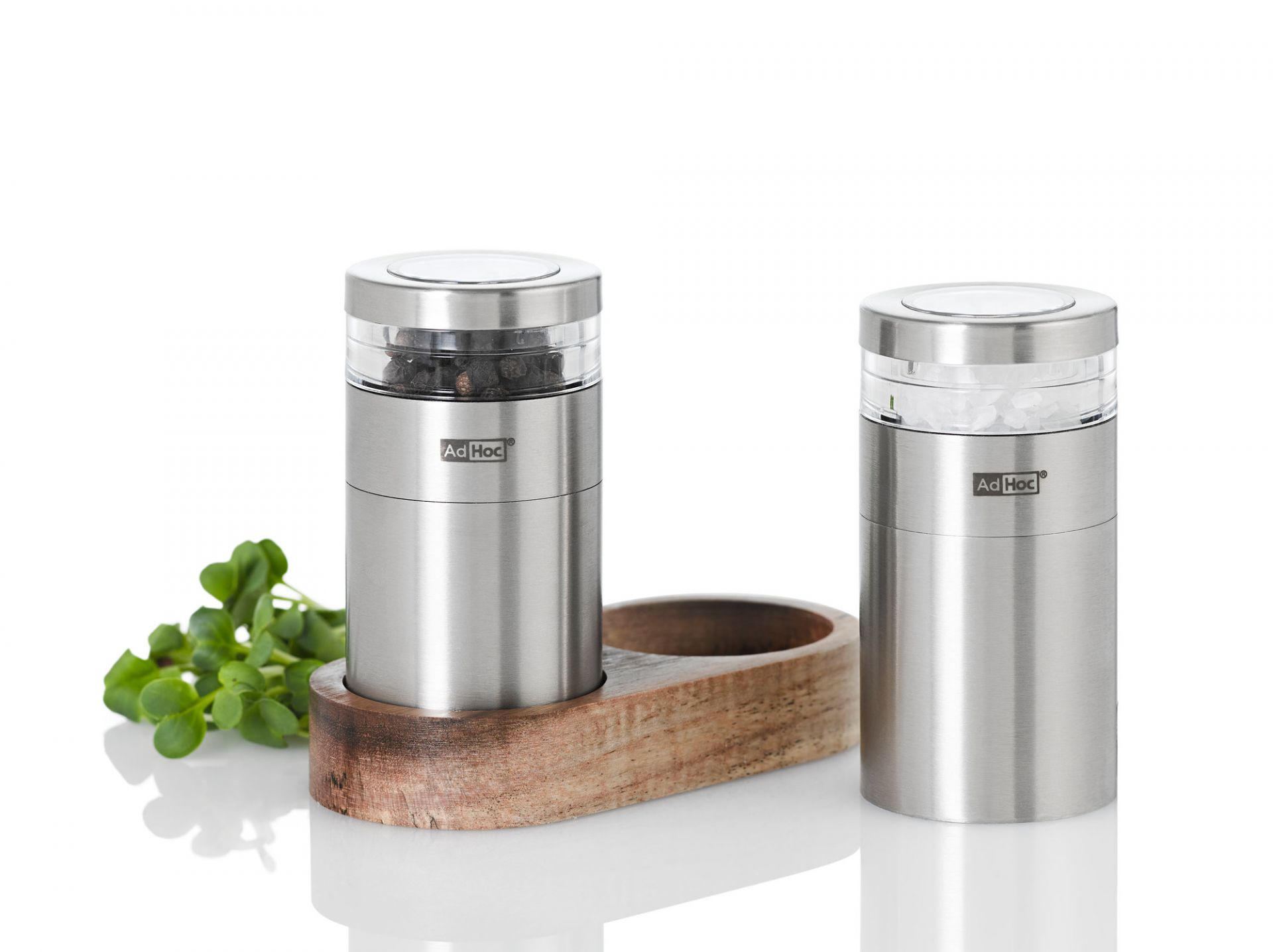 AdHoc Menage Molto: Pfeffermühle und Salzmühle aus Edelstahl mit Holztablett.