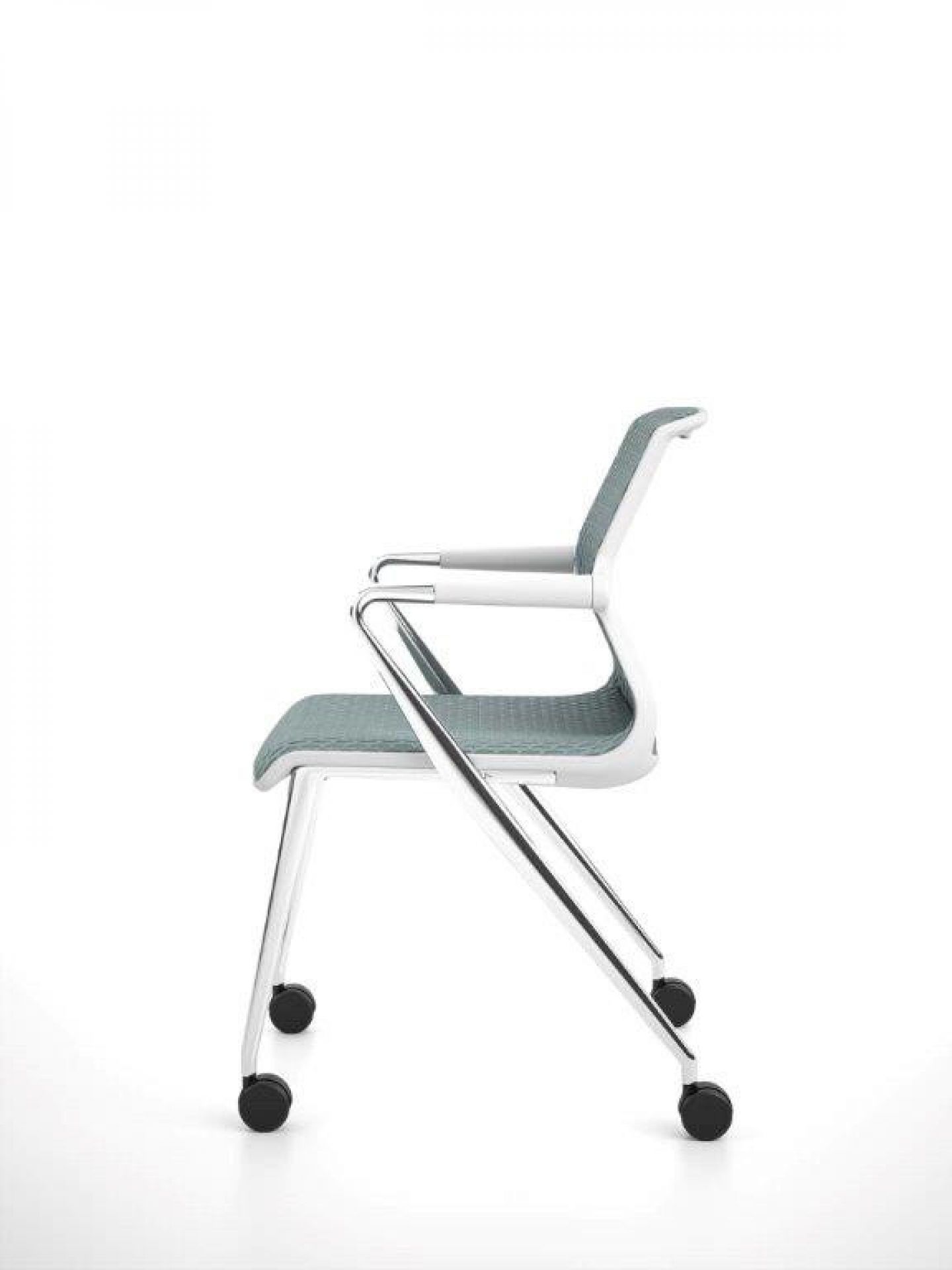 Unix Chair von Vitra, Vierbeinstuhl mit Rollen, seitliche Ansicht, grauer Netzstoff, weißes Gestell, ergonomisch und modern.