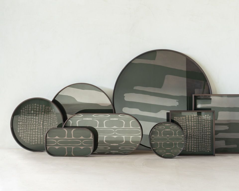 Second Nature Trays von Ethnicraft: Eine Kollektion dekorativer Tabletts in verschiedenen Formen und Mustern.