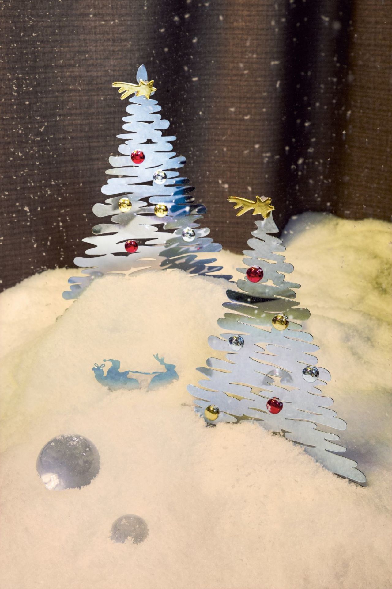 Alessi Bark for Christmas: Zwei silberne Weihnachtsbäume mit roten, silbernen und goldenen Kugeln.