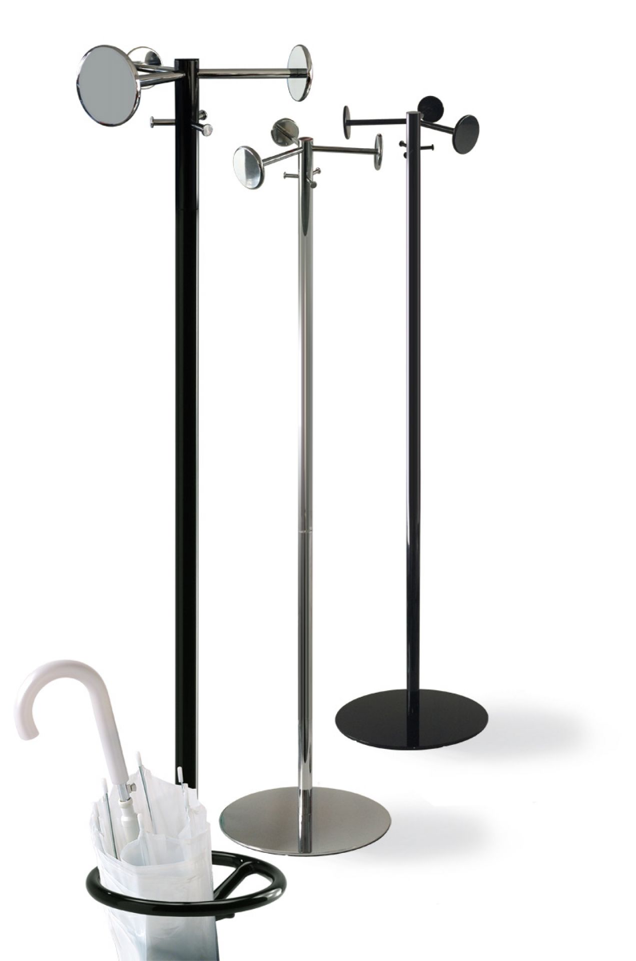 Drei moderne Kleiderständer, Alter Ego Coat Stand, schwarz, silber, mit Schirmständer. Design Garderobe.