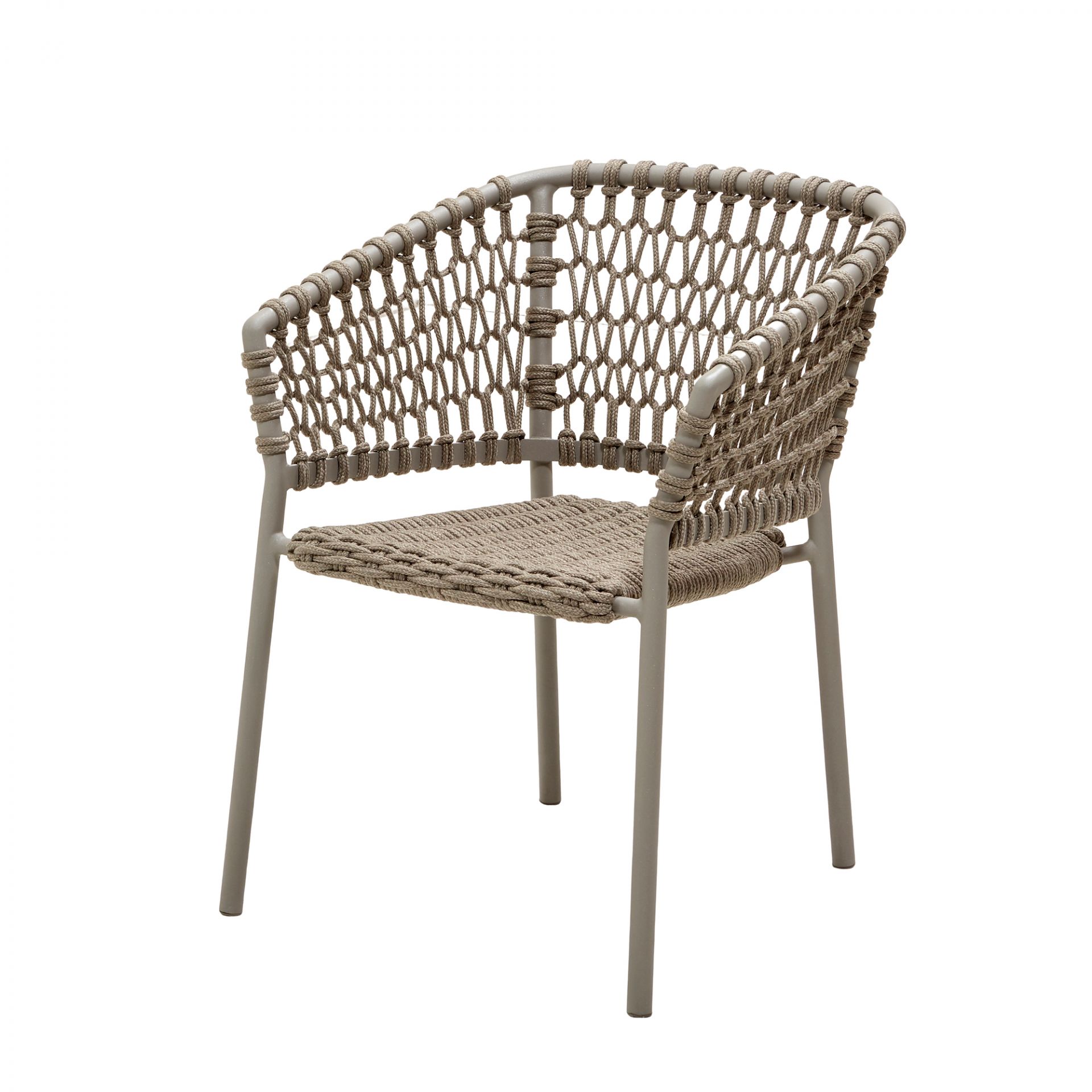 Ocean Sessel von Cane-Line in Taupe: Outdoor Sessel mit geflochtener Sitzfläche und Rückenlehne.