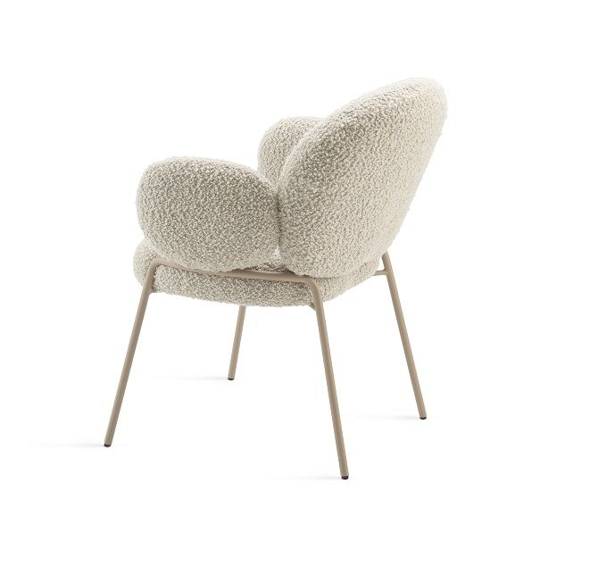 Nana Armchair von Freifrau Manufaktur, cremefarbener Sessel mit Armlehnen und Metallgestell, Rückansicht.
