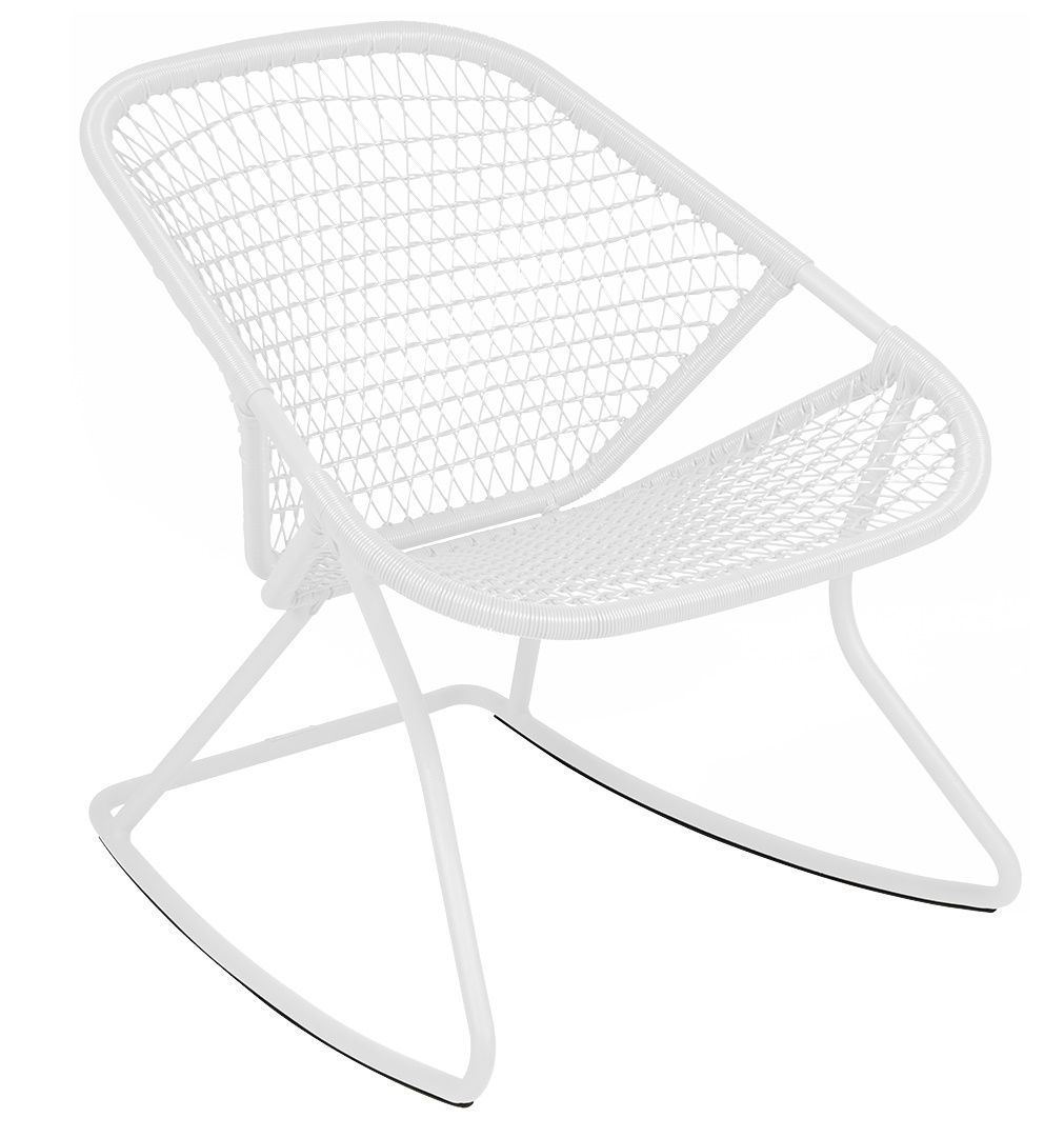 Weißer Sixties Schaukelstuhl von Fermob für den Außenbereich mit filigranem, geflochtenem Design. Gemütliche Gartenmöbel für entspannte Stunden.