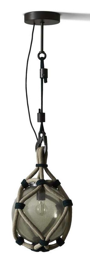 Bollicosa Nautilus Pendelleuchte von Cassina: Outdoor-Hängelampe mit Glaskörper und Seilumwicklung für Garten und Terrasse.