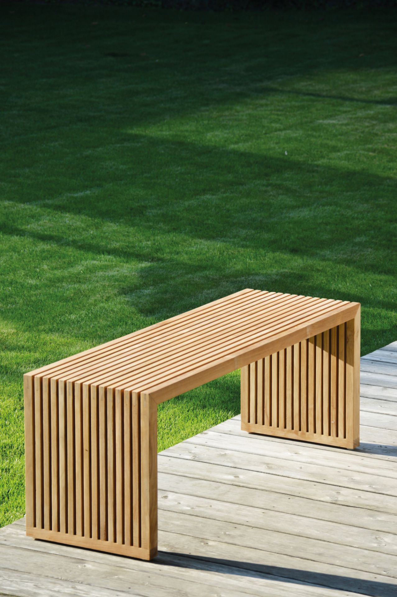 Tivoli Bank Natur von Jan Kurtz, Gartenbank aus Teakholz mit Lattenrost auf Holzterrasse.