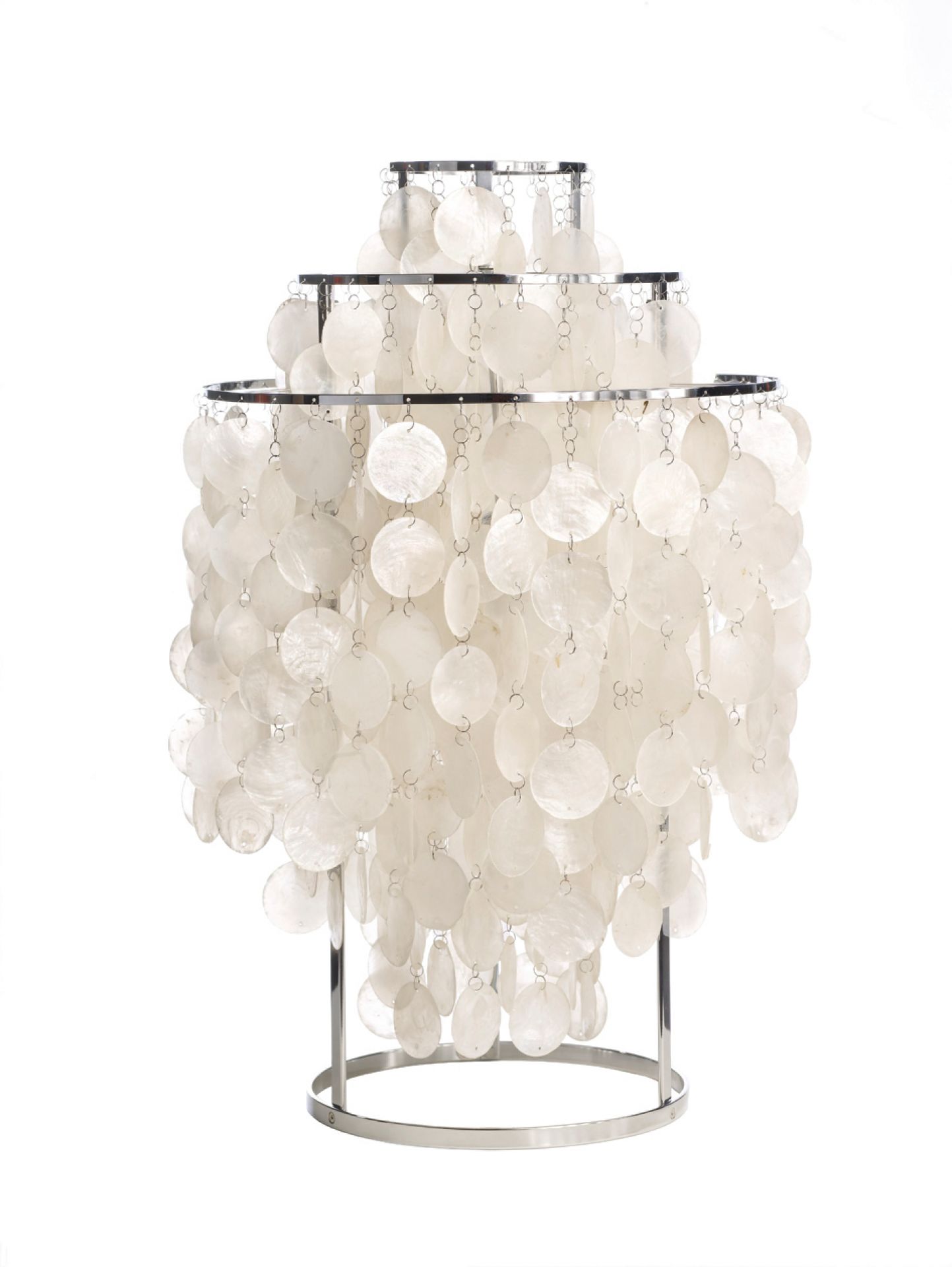 FUN 1TM Tischleuchte von Verpan mit Muscheln und Chromgestell auf weißem Hintergrund.
