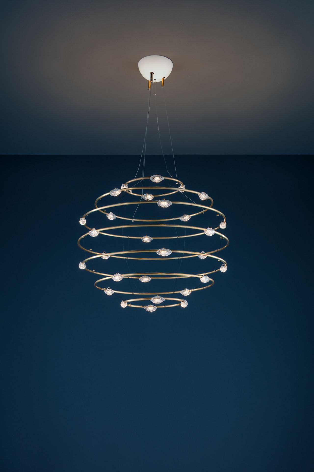 28 Petits Bijoux Pendelleuchte von Catellani & Smith: Goldene Ringe mit funkelnden Kristallen. Design Lampe.