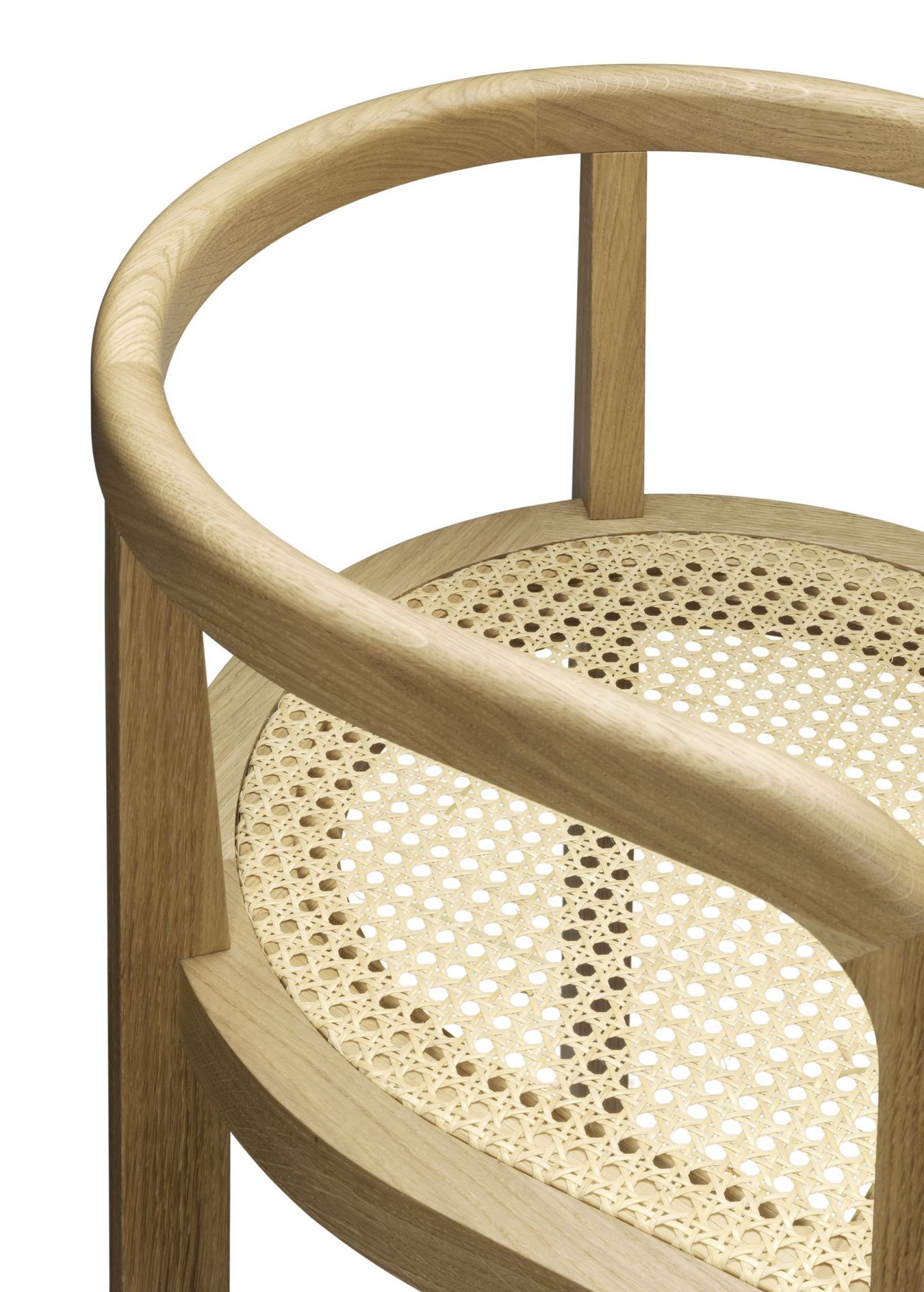 Detailansicht des RH01 Stuttgart Stuhls von e15: Holzrahmen und Sitzfläche aus Wiener Geflecht.