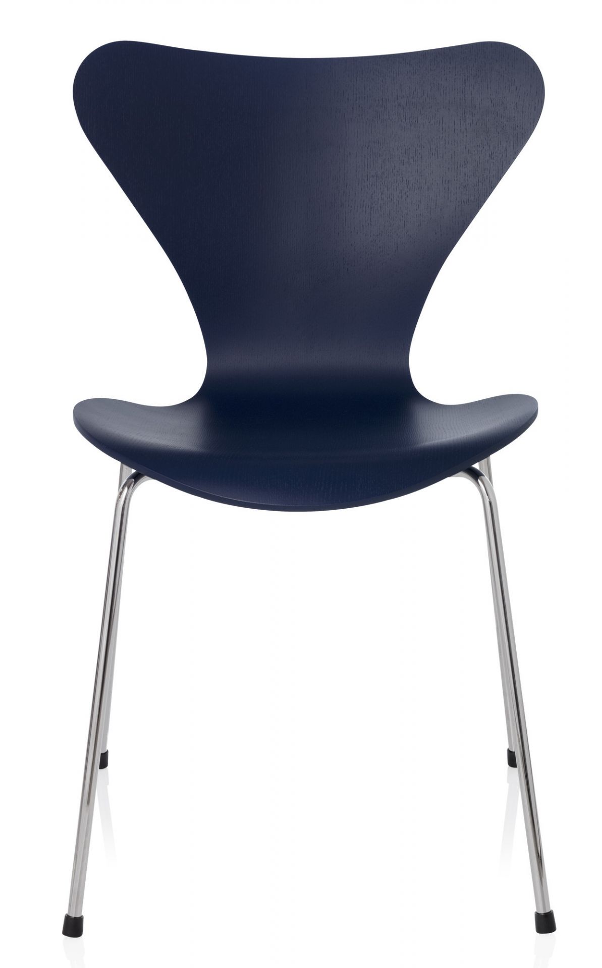 Blauer Stuhl Serie 7 von Fritz Hansen mit Filzgleitern zum Schutz des Bodens.