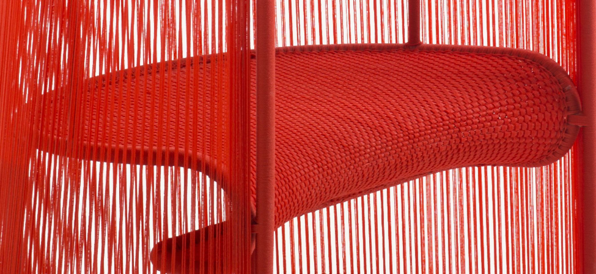 Detailaufnahme: Roter Husk Sessel aus der M'Afrique Collection von Moroso. Design-Sessel mit geflochtener Sitzfläche.