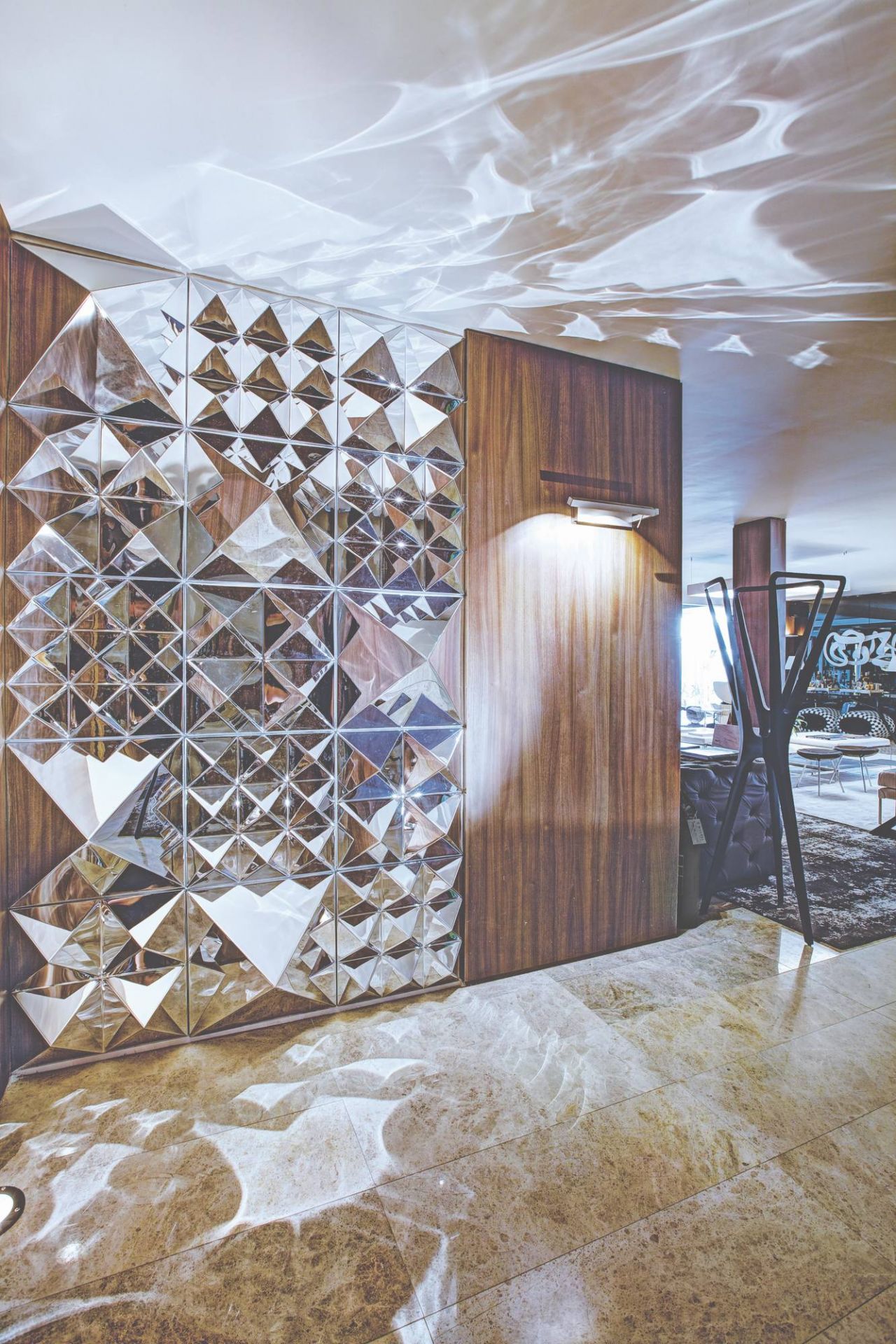 Detailaufnahme der Verpan Mirror Sculptures, einer Wandinstallation aus geometrischen Spiegeln.