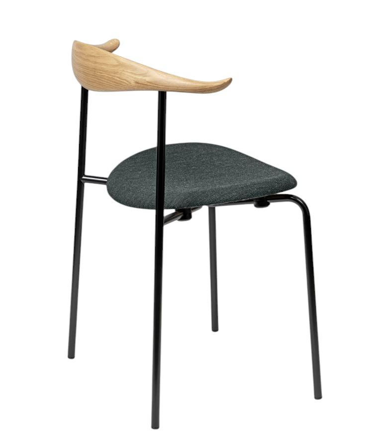 CH88P Stuhl von Carl Hansen & Søn mit gepolstertem Sitz und Holzlehne.