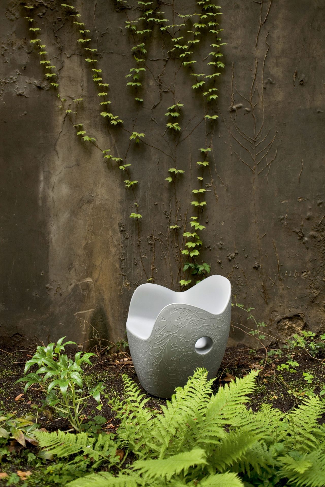 Weißer O-Nest Sessel von Moroso mit floralem Muster, Outdoor-Möbel für Garten und Terrasse.