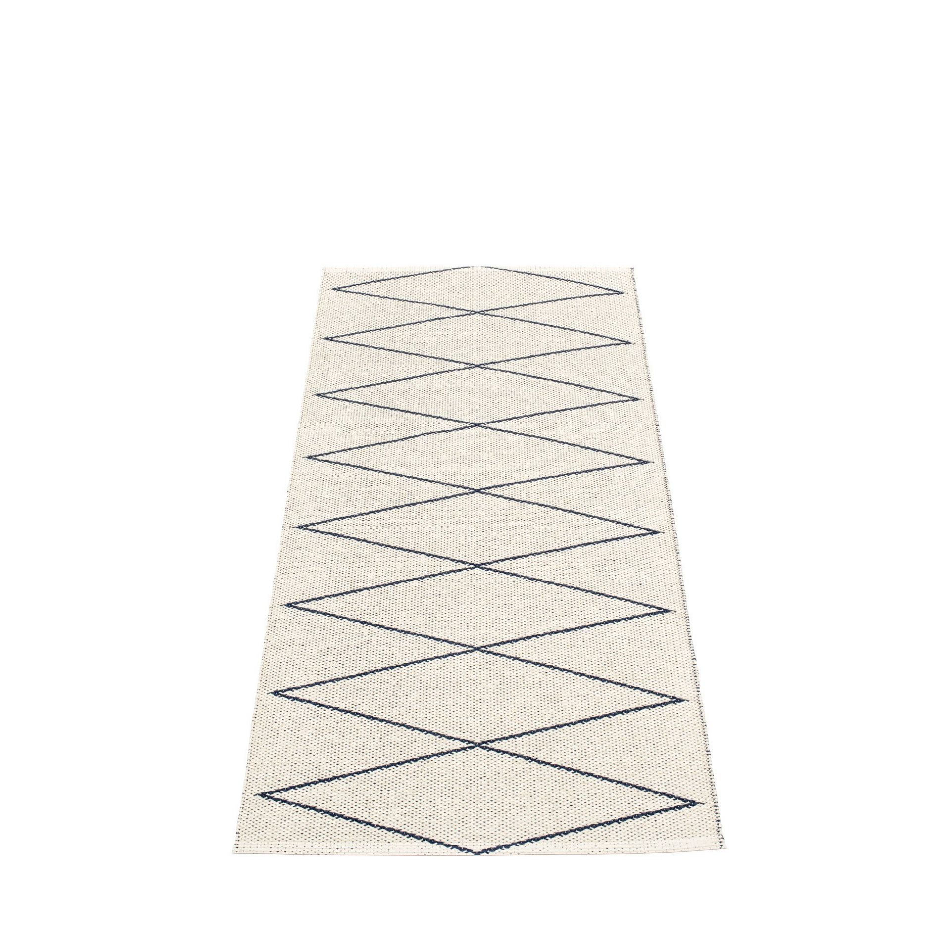 Max Kunststoffteppich von Pappelina, 70x160 cm, dunkelblau-vanille mit Rautenmuster, ideal für Innenräume.