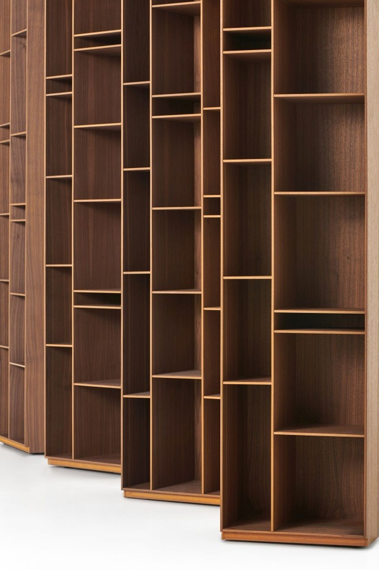 Nahaufnahme des modernen Random Wood Bücherregals von MDF Italia aus Holz.